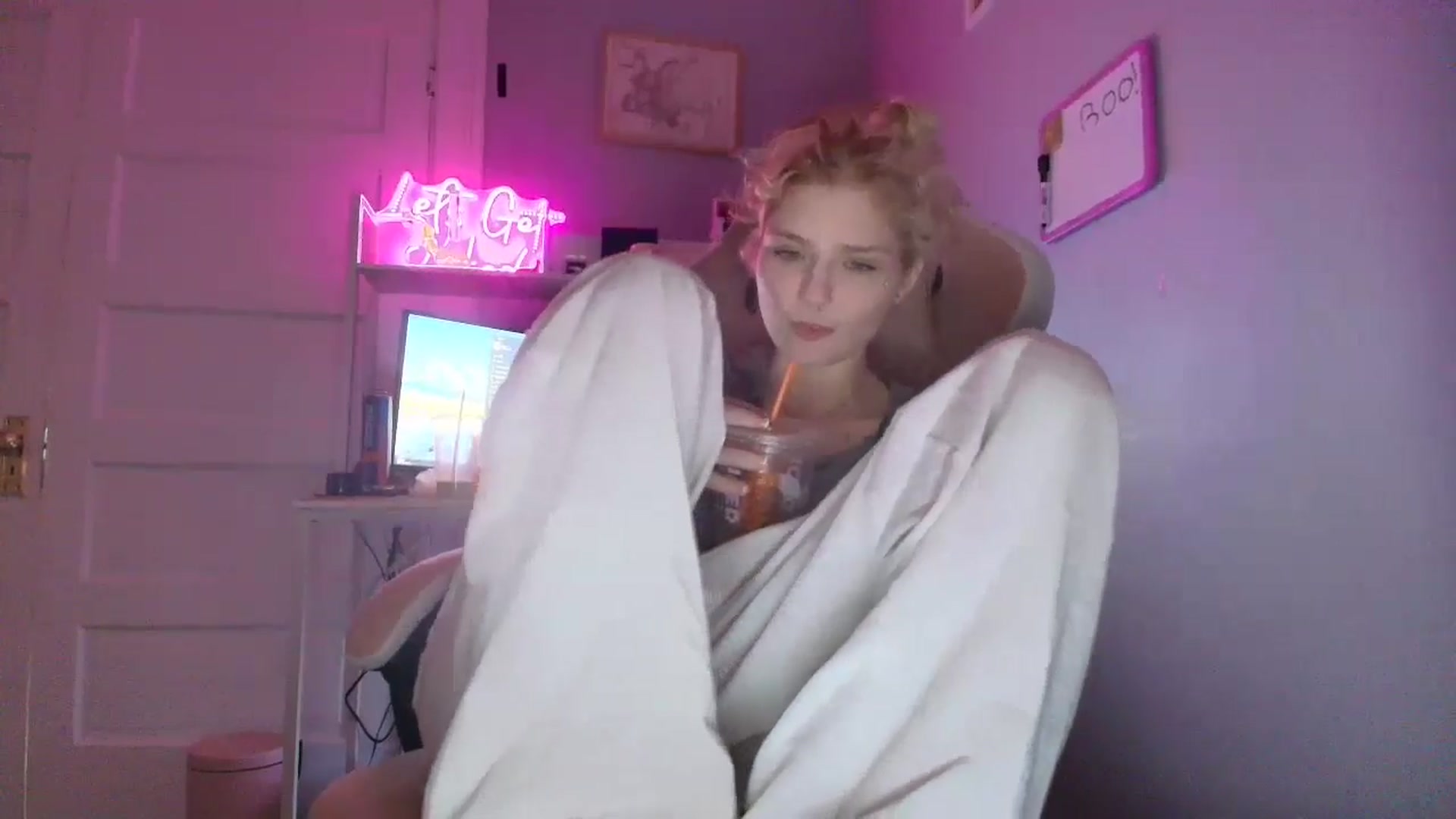 Gallery image thumbnail from DuckChan0's myfreecams stream on, 10/31/2025, 15:08 image 13 of 20