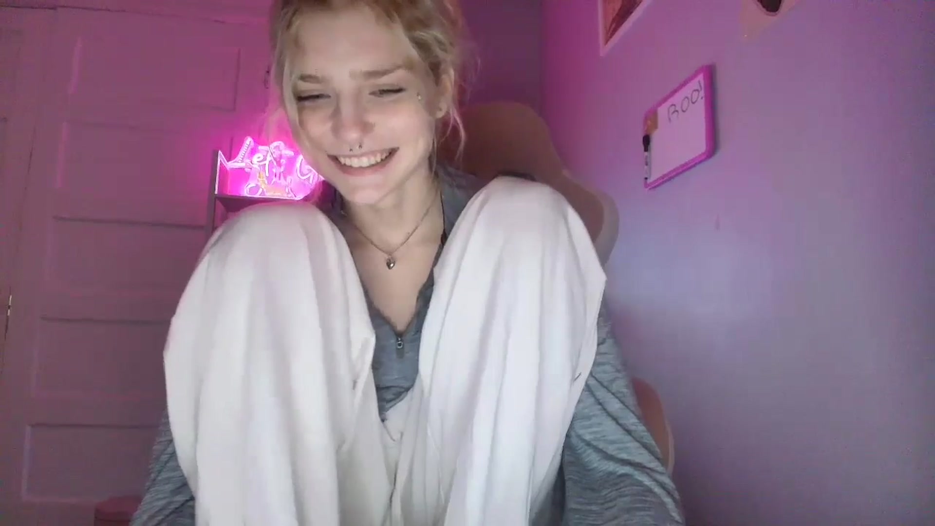 Gallery image thumbnail from DuckChan0's myfreecams stream on, 10/31/2025, 15:08 image 18 of 20