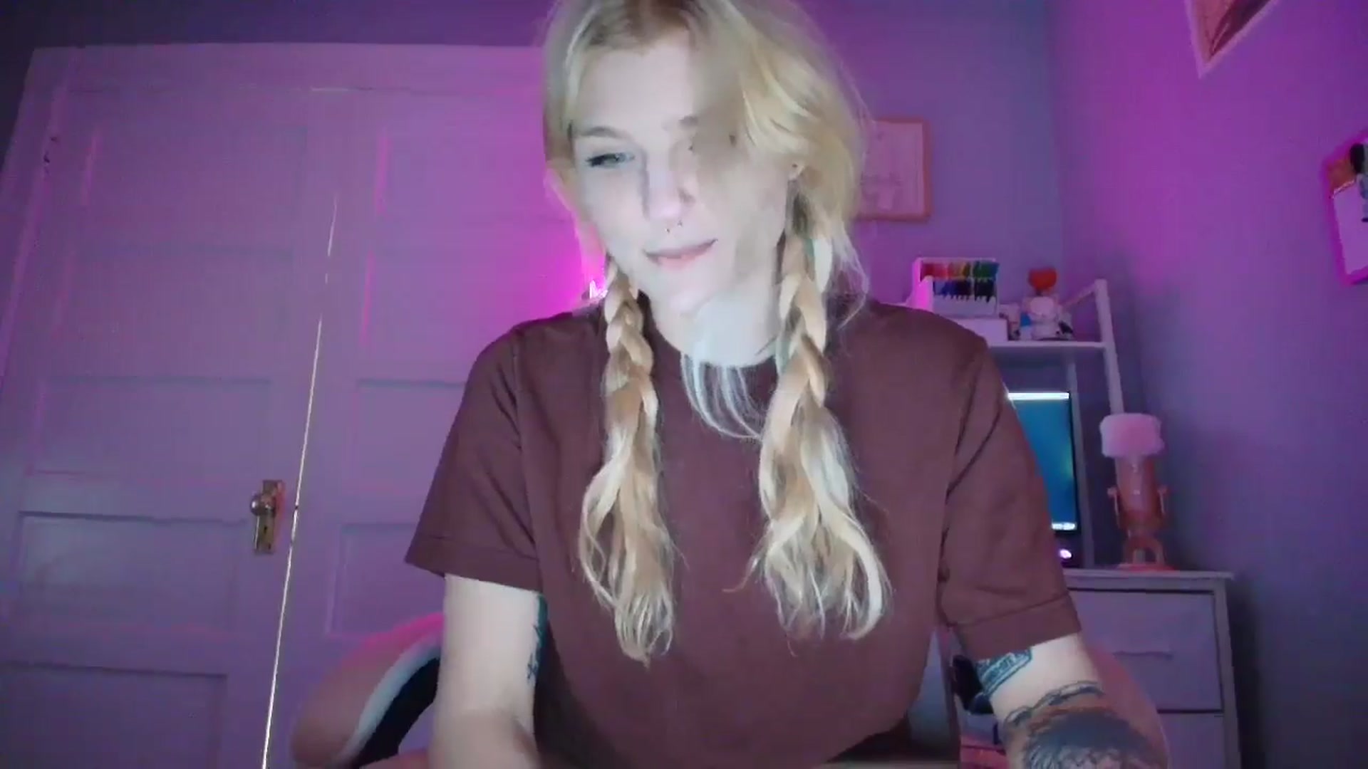 Gallery image thumbnail from DuckChan0's myfreecams stream on, 11/01/2025, 19:19 image 19 of 20