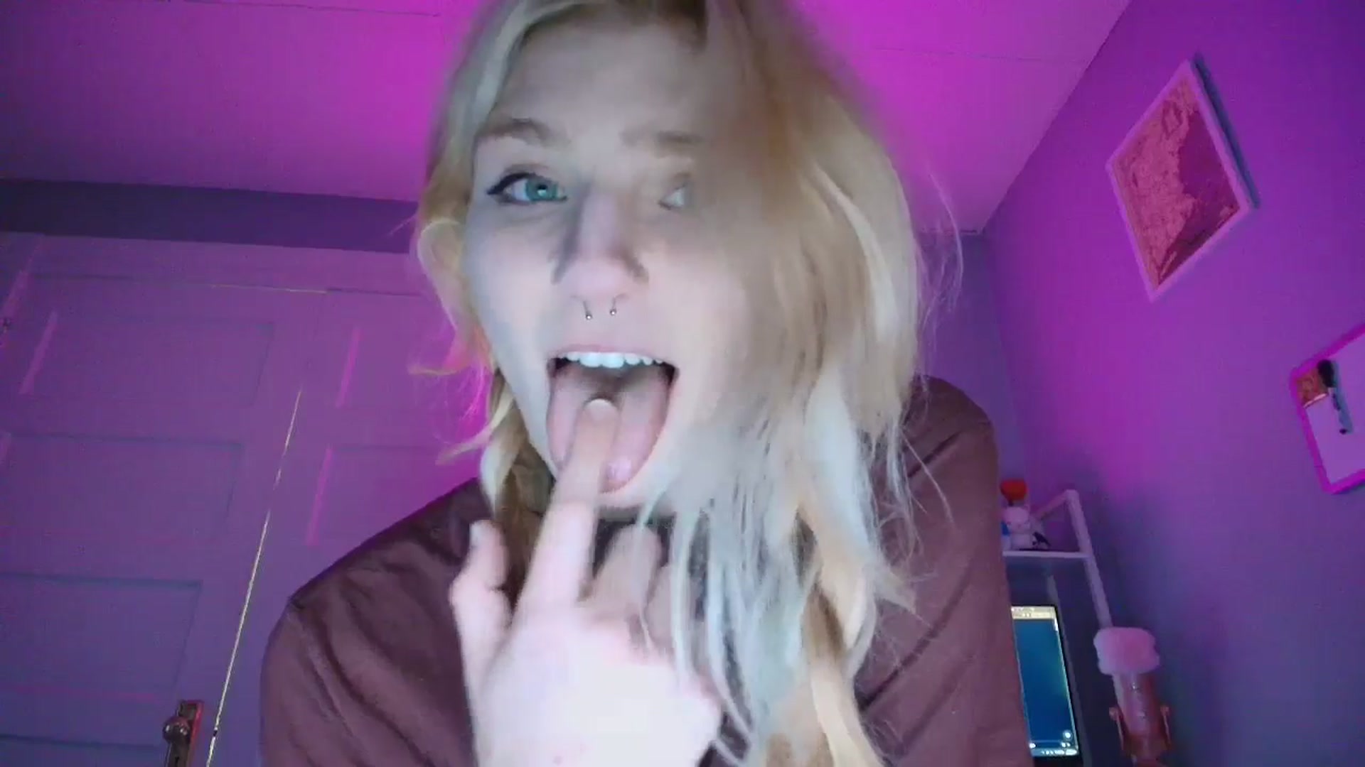 Gallery image thumbnail from DuckChan0's myfreecams stream on, 11/01/2025, 19:36 image 17 of 20