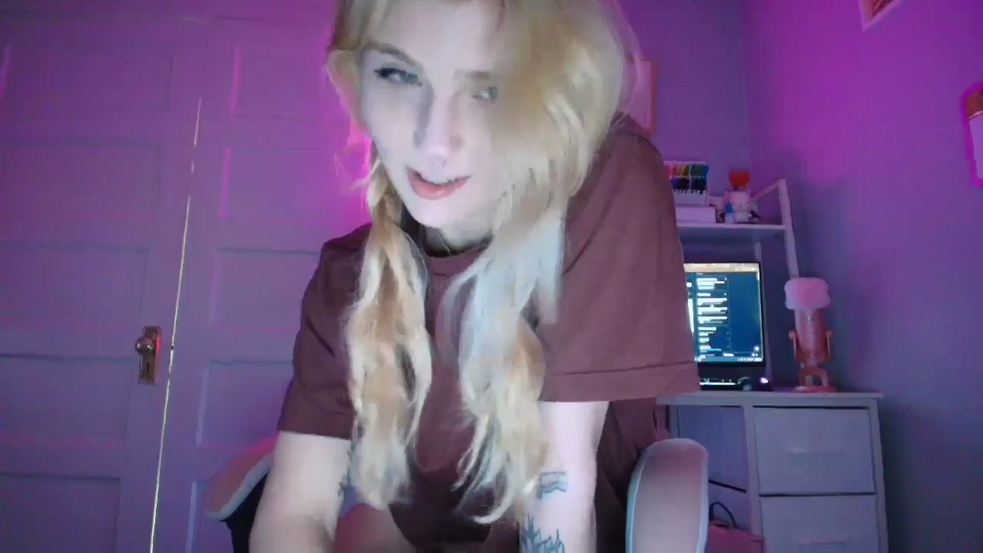 Gallery image thumbnail from DuckChan0's myfreecams stream on, 11/01/2025, 19:36 image 20 of 20