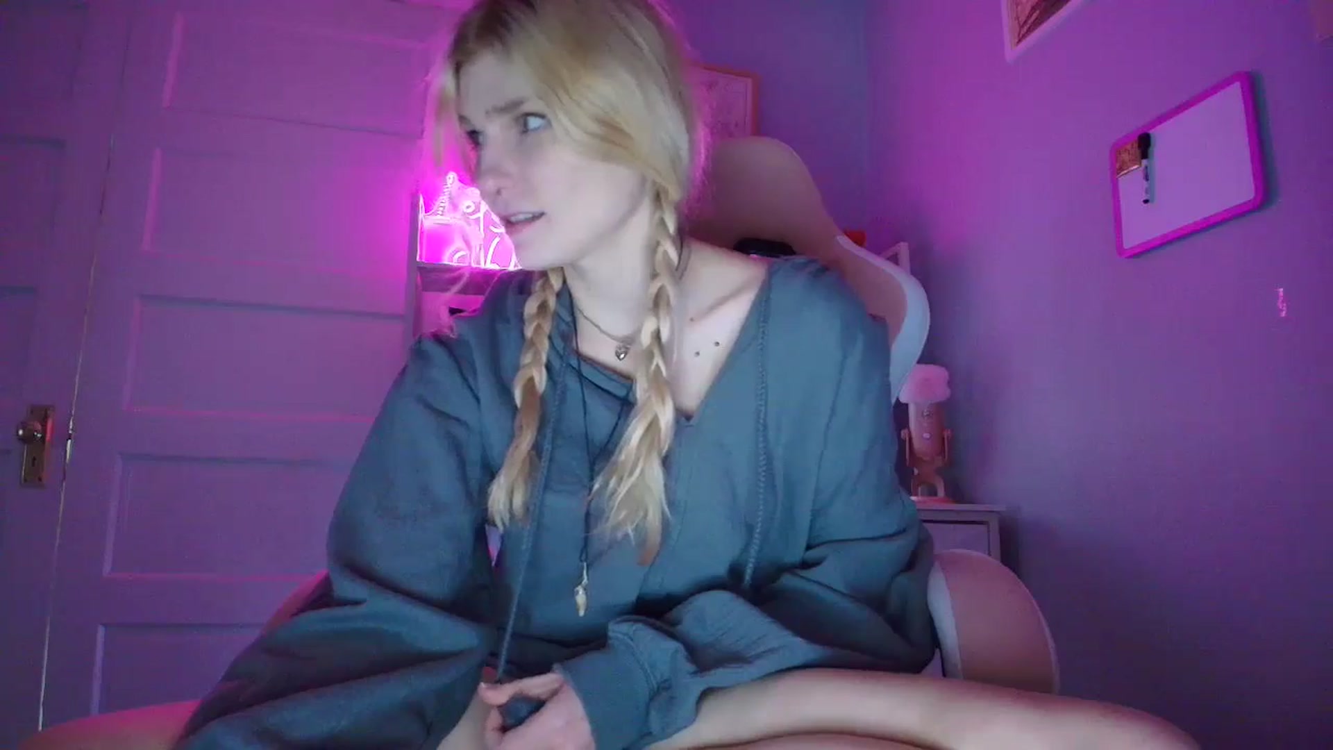 Gallery image thumbnail from DuckChan0's myfreecams stream on, 11/01/2025, 20:15 image 5 of 20