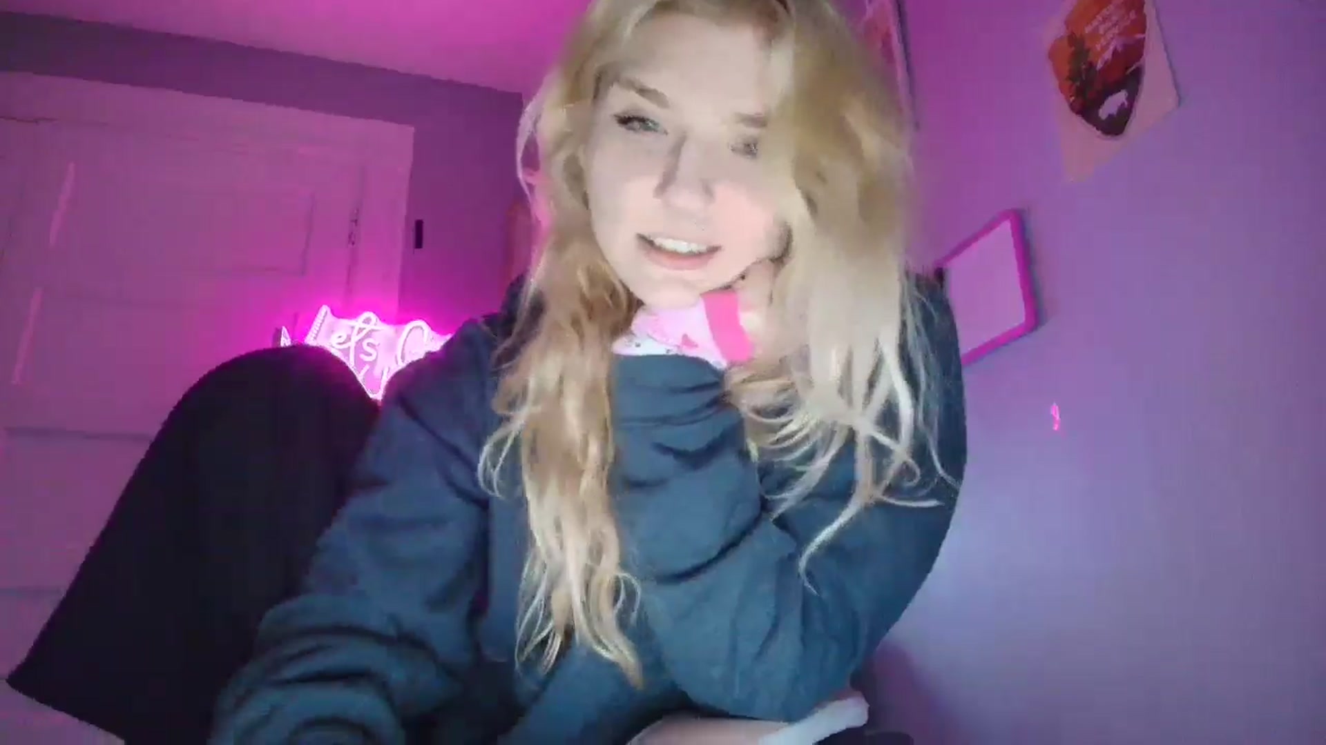 Gallery image thumbnail from DuckChan0's myfreecams stream on, 11/03/2025, 18:40 image 12 of 20