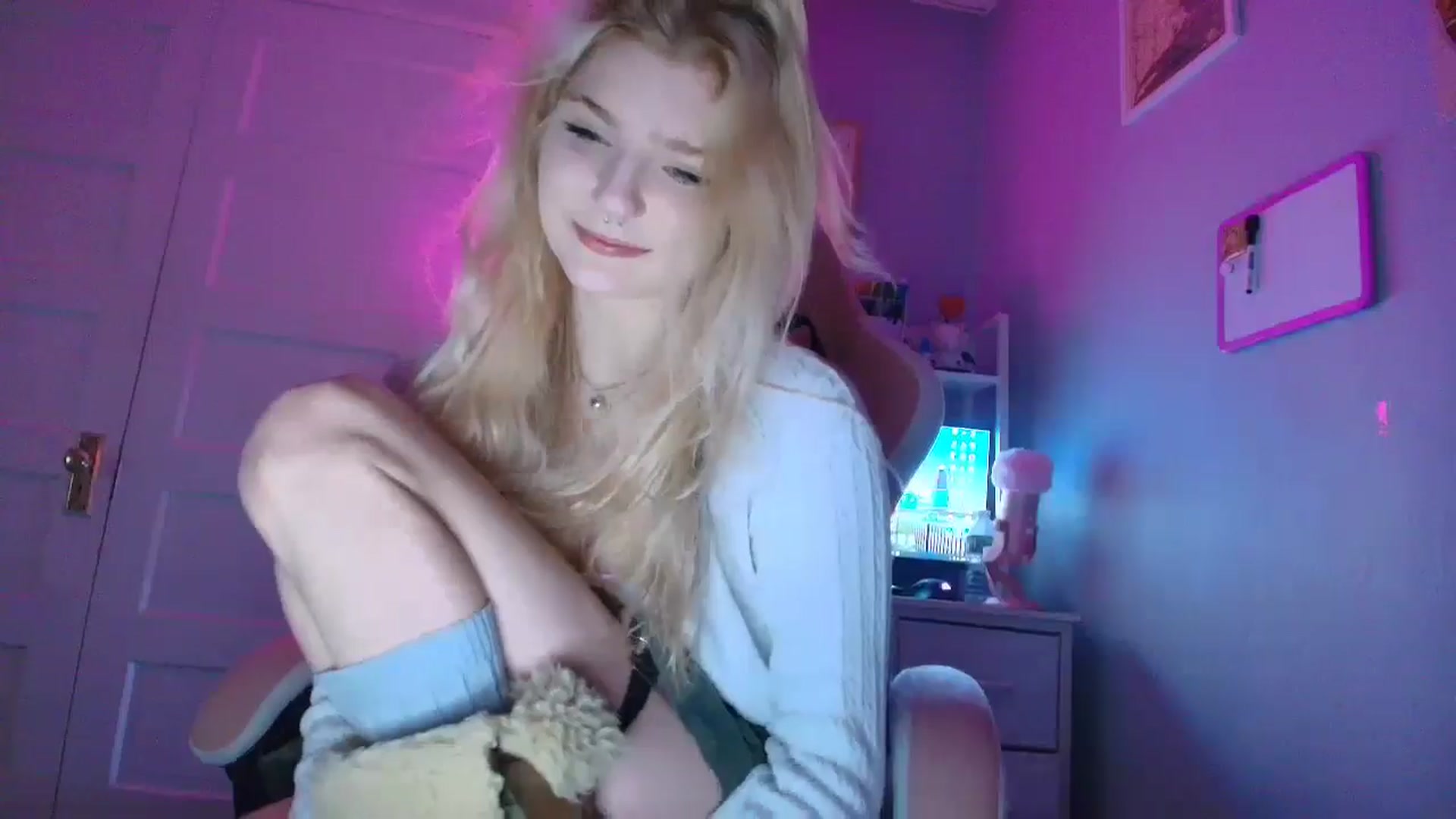 Gallery image thumbnail from DuckChan0's myfreecams stream on, 11/04/2025, 23:40 image 12 of 20