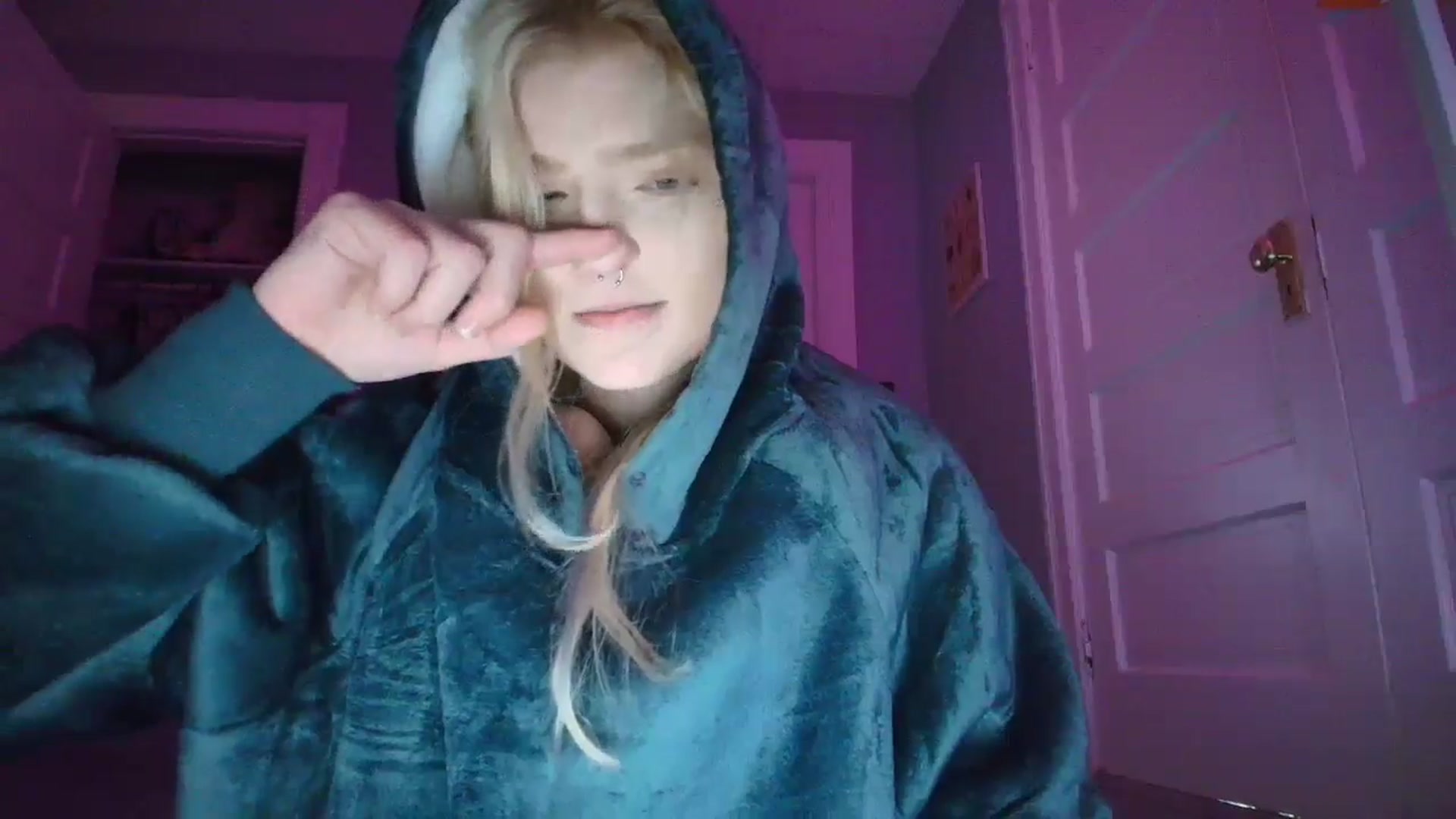 Gallery image thumbnail from DuckChan0's myfreecams stream on, 11/05/2025, 16:43 image 16 of 20