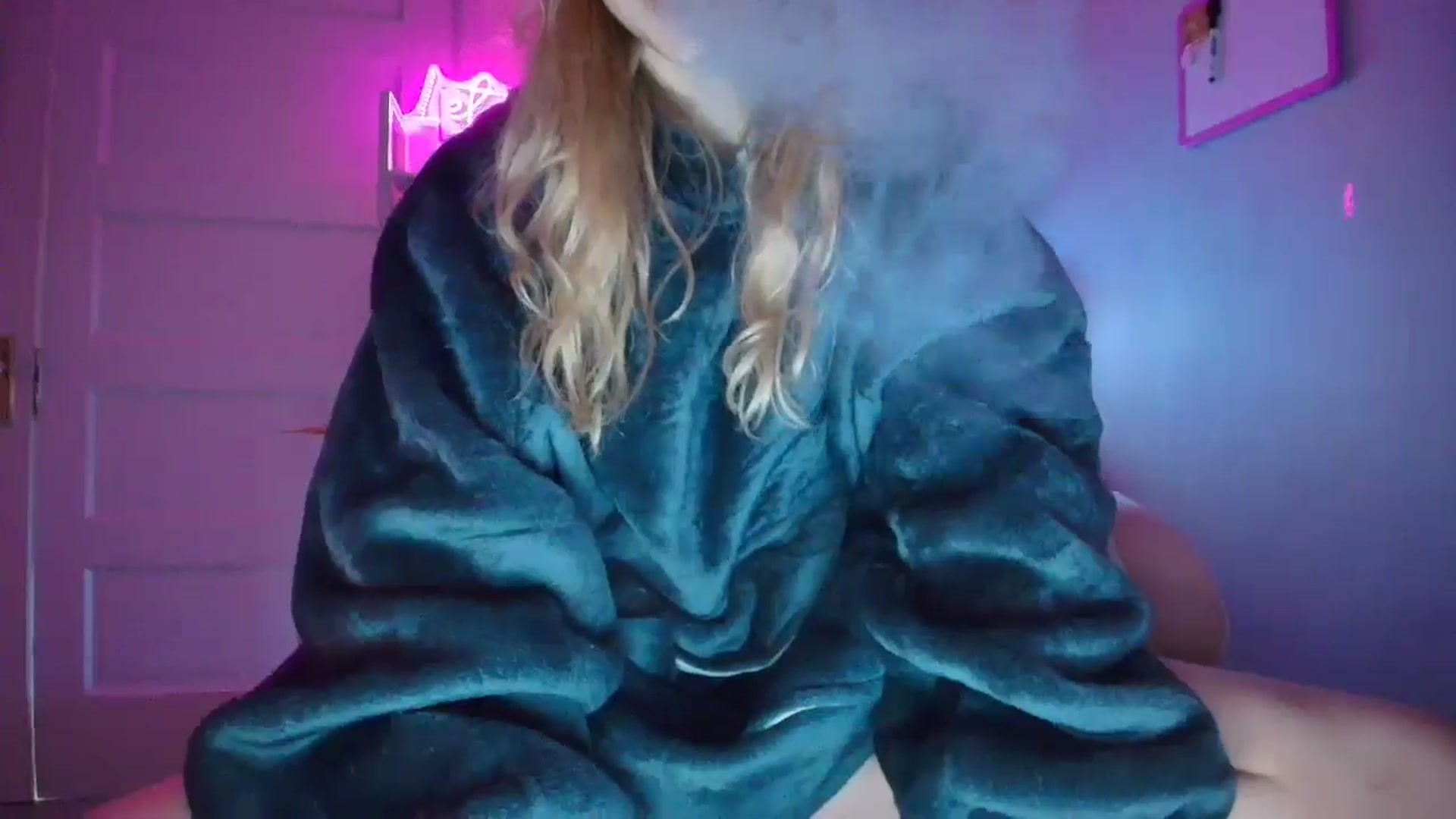 Gallery image thumbnail from DuckChan0's myfreecams stream on, 11/05/2025, 17:08 image 15 of 20