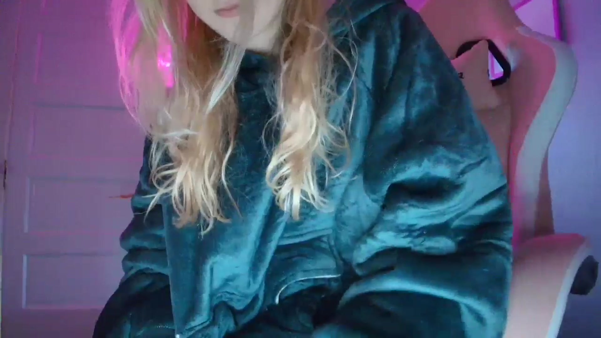Gallery image thumbnail from DuckChan0's myfreecams stream on, 11/05/2025, 17:08 image 17 of 20