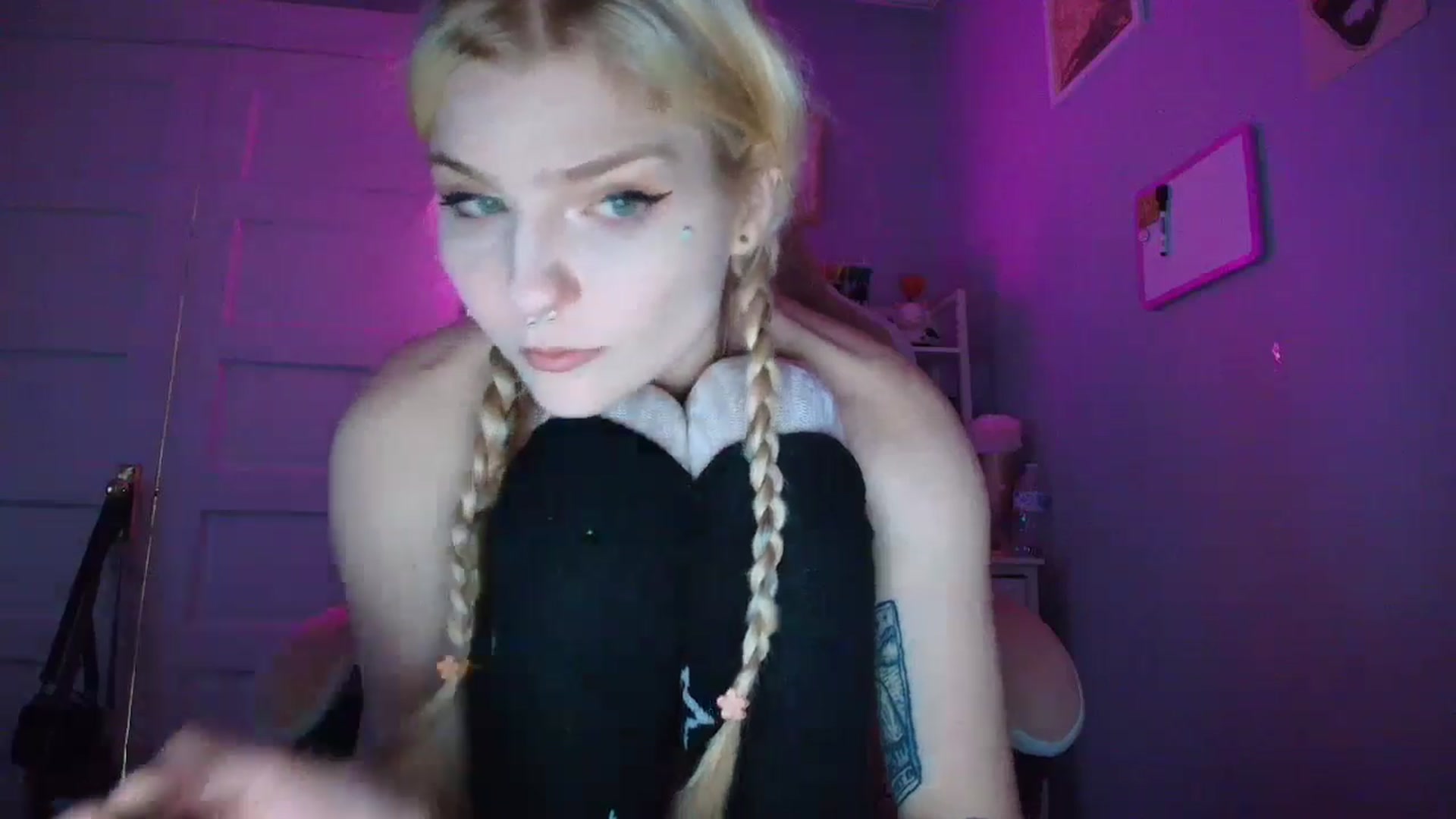 Gallery image thumbnail from DuckChan0's myfreecams stream on, 11/06/2025, 16:32 image 14 of 20