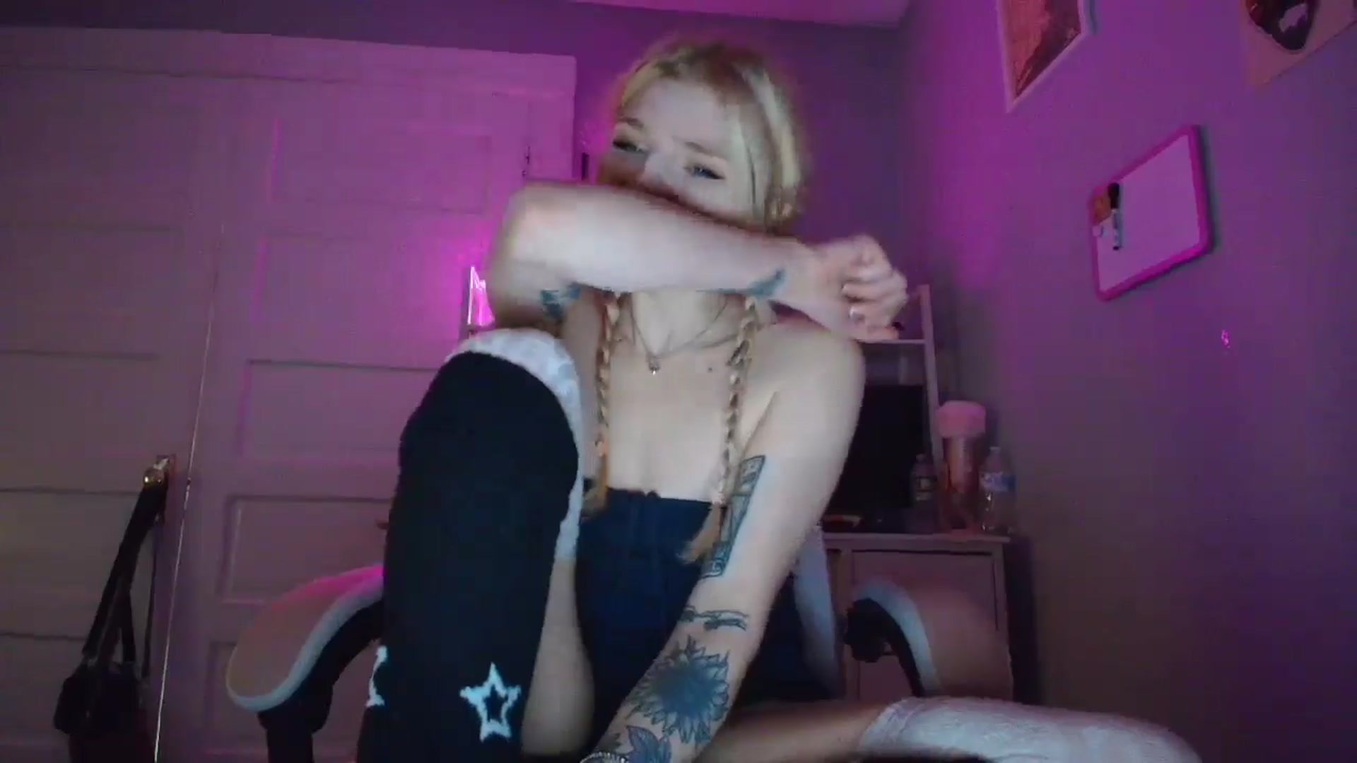 Gallery image thumbnail from DuckChan0's myfreecams stream on, 11/06/2025, 16:32 image 17 of 20
