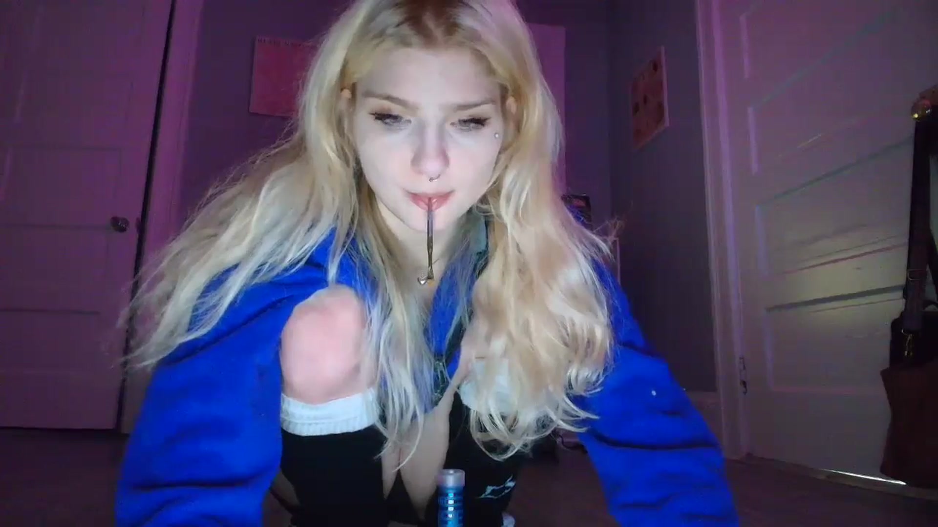 Gallery image thumbnail from DuckChan0's myfreecams stream on, 11/06/2025, 18:58 image 9 of 20