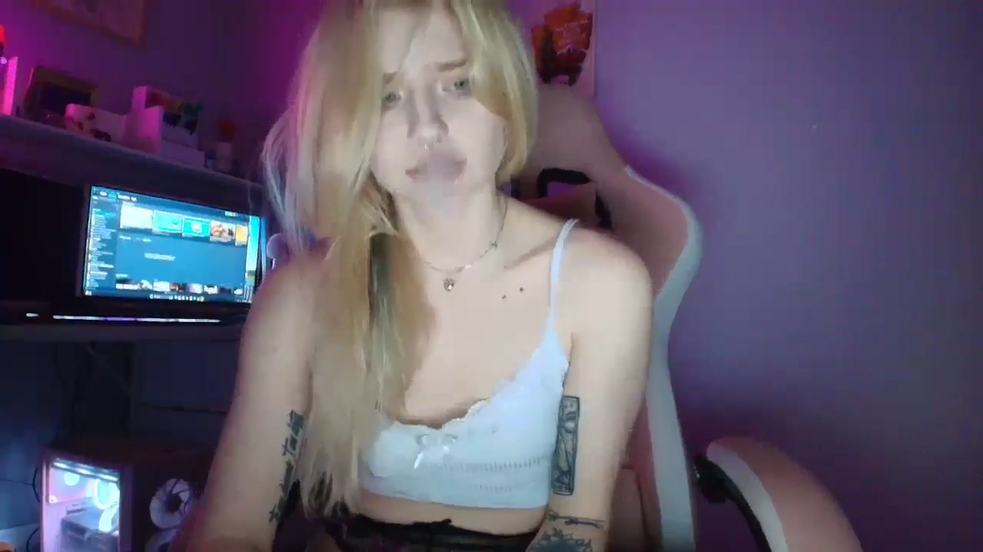 Gallery image thumbnail from DuckChan0's myfreecams stream on, 11/09/2025, 24:06 image 7 of 20