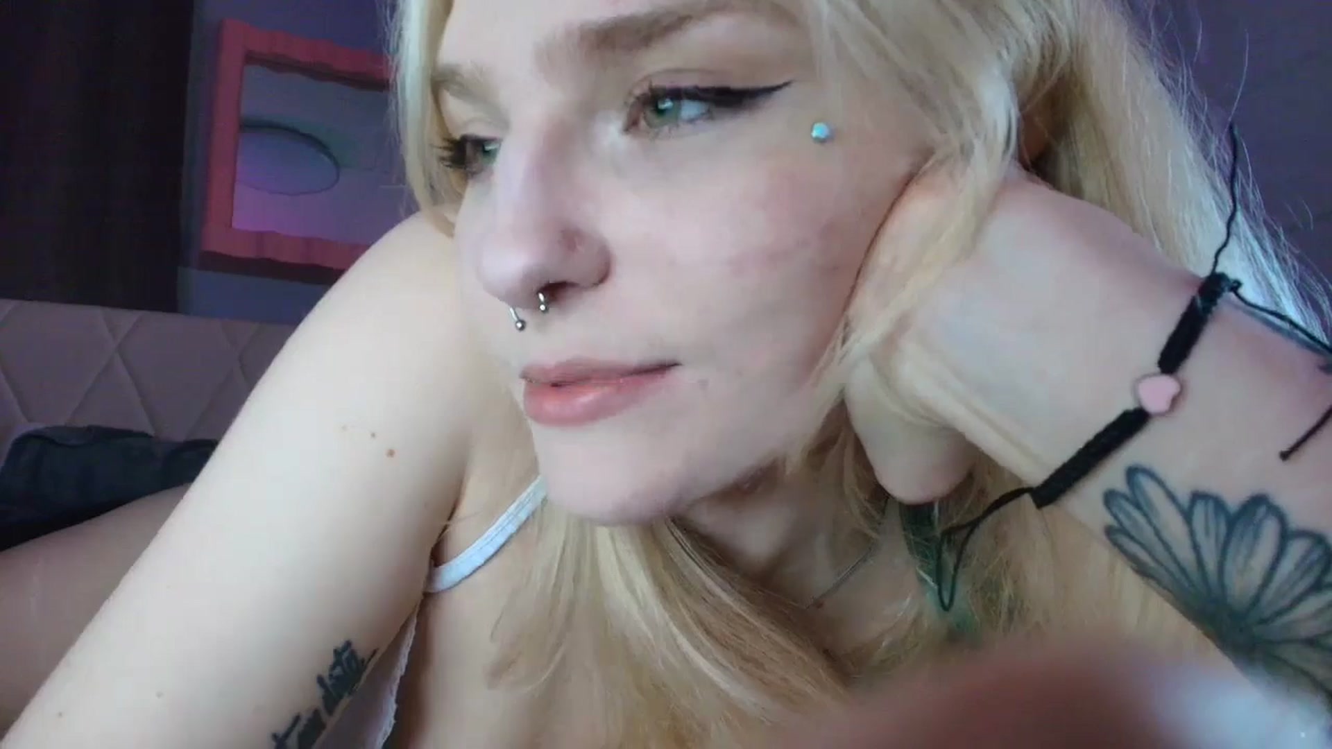 Gallery image thumbnail from DuckChan0's myfreecams stream on, 11/09/2025, 02:00 image 15 of 20