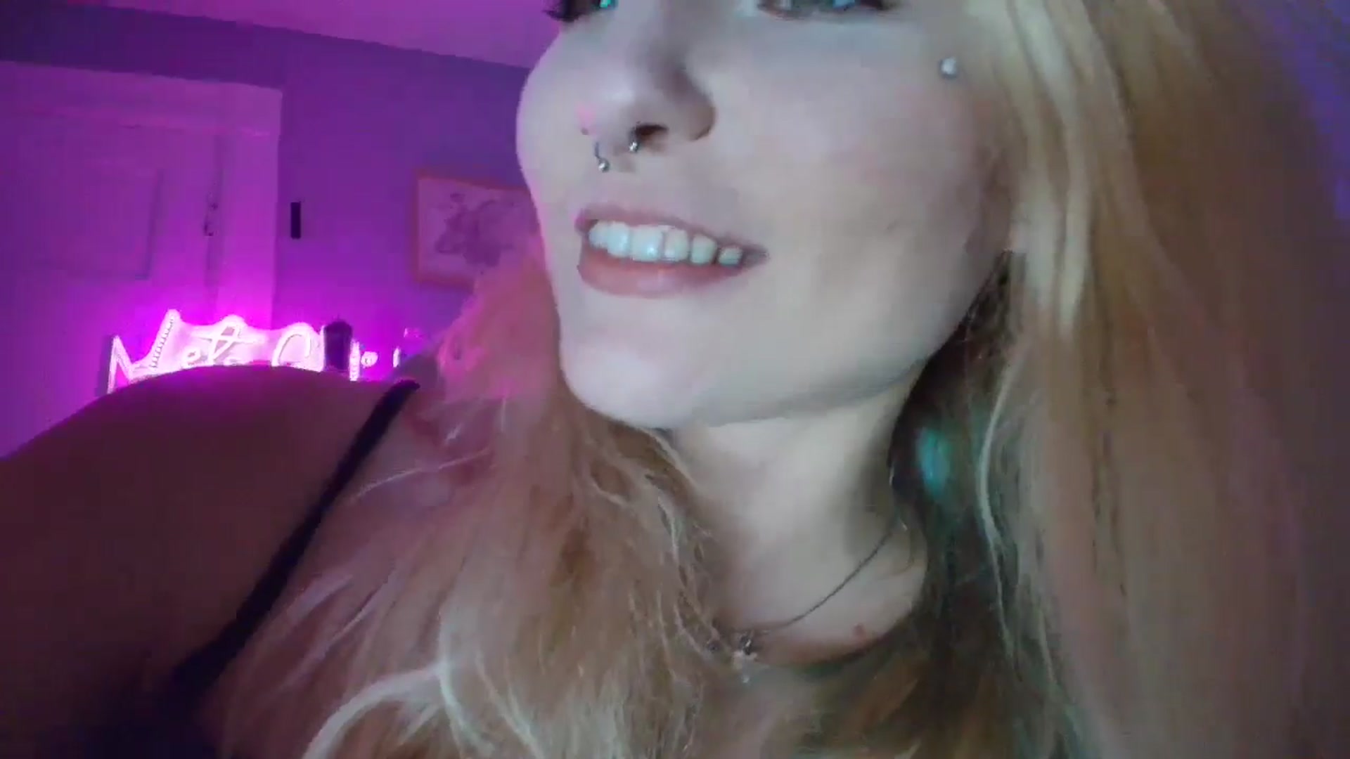 Gallery image thumbnail from DuckChan0's myfreecams stream on, 11/10/2025, 18:43 image 17 of 20