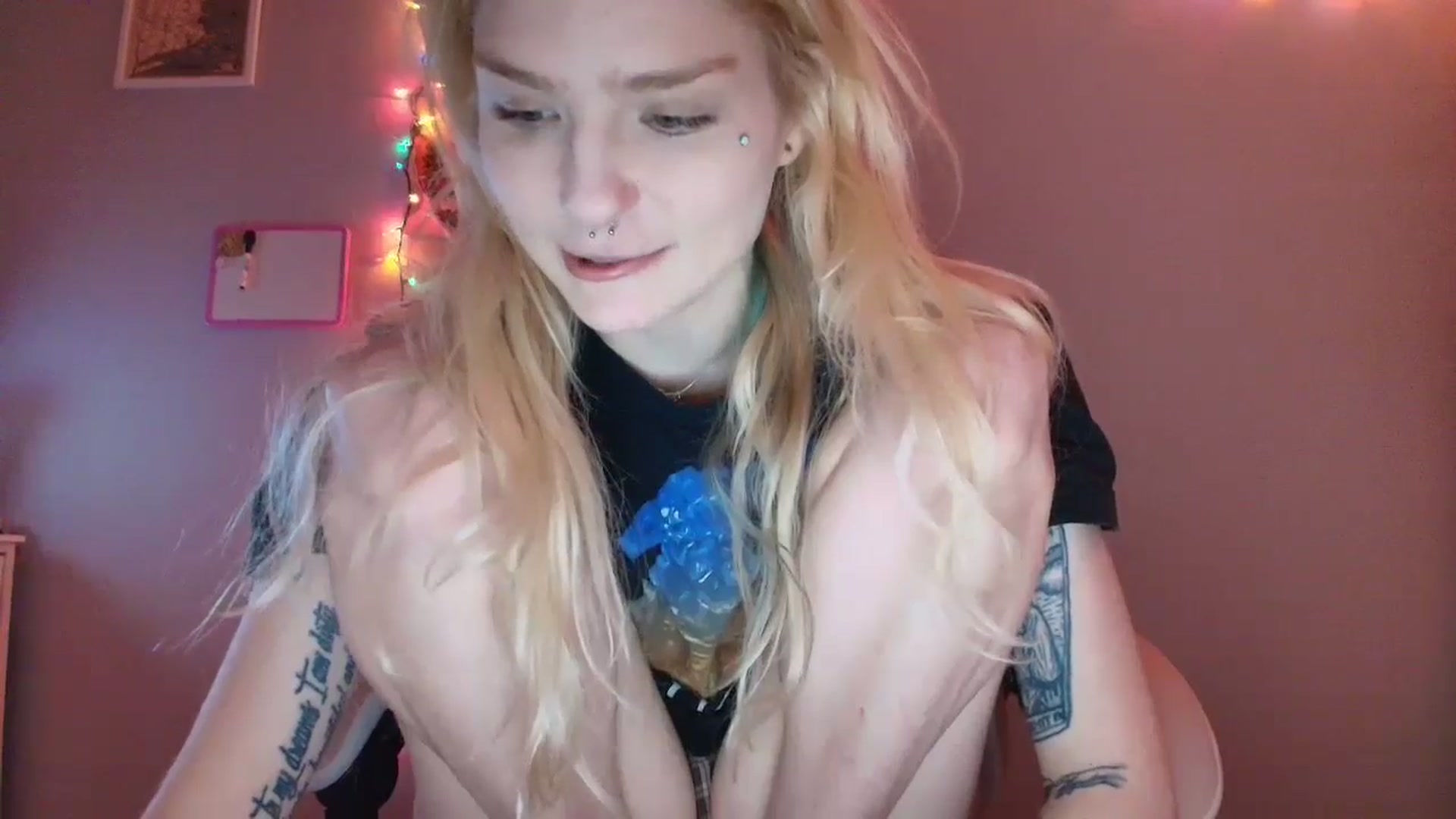 Gallery image thumbnail from DuckChan0's myfreecams stream on, 11/14/2025, 16:20 image 14 of 20