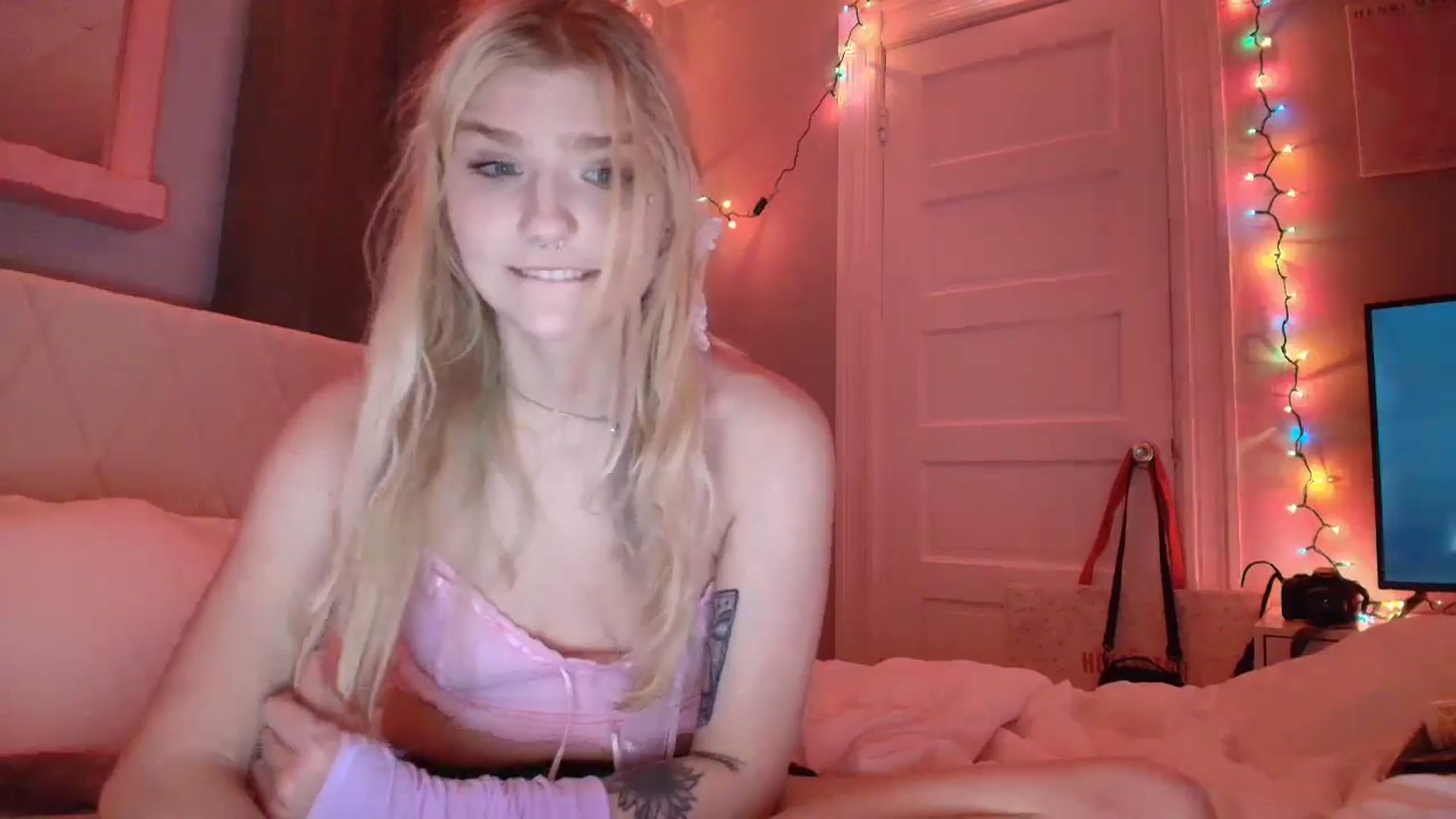 Gallery image thumbnail from DuckChan0's myfreecams stream on, 11/15/2025, 01:55 image 13 of 20