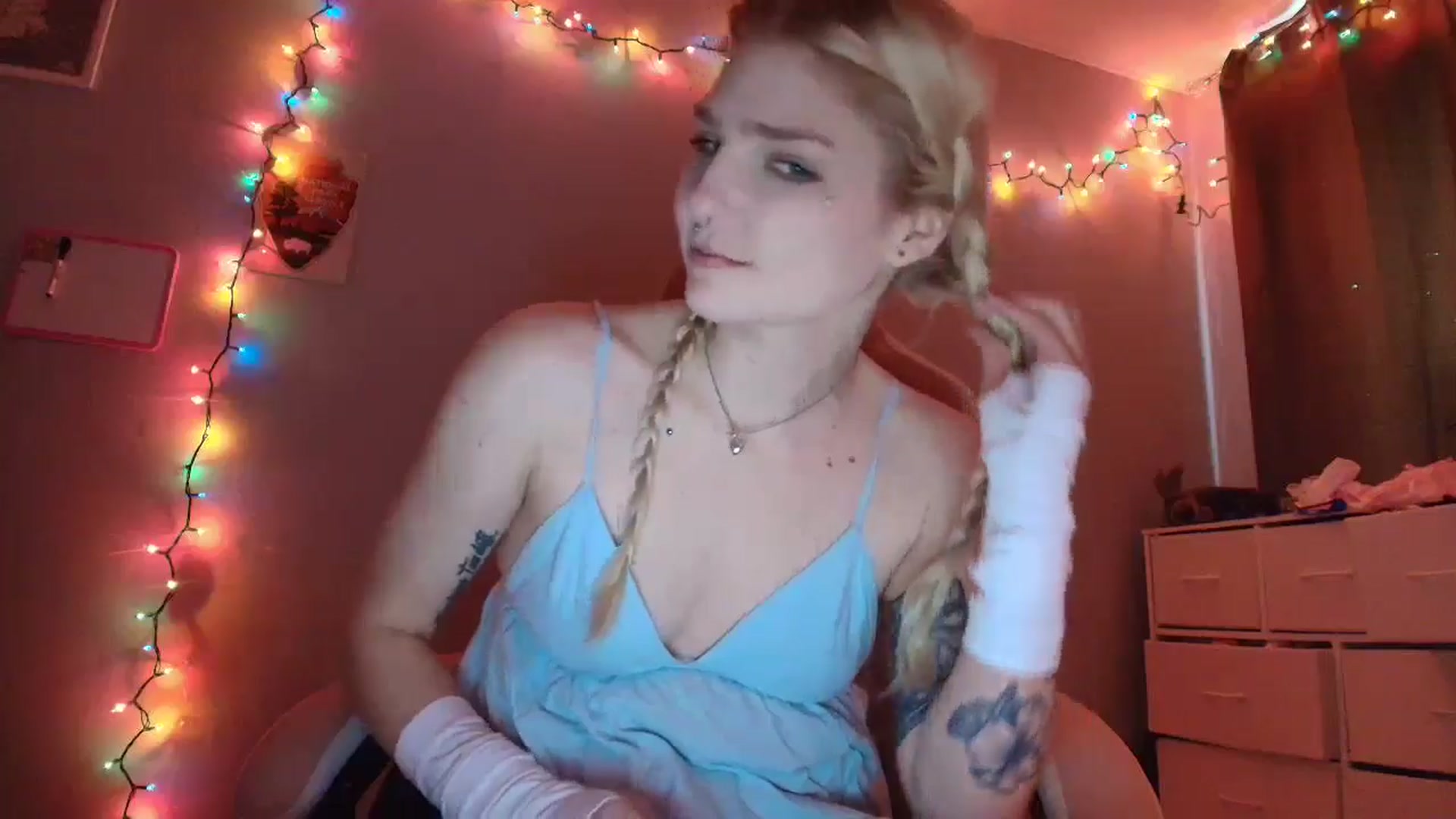 Gallery image thumbnail from DuckChan0's myfreecams stream on, 11/16/2025, 18:20 image 6 of 20