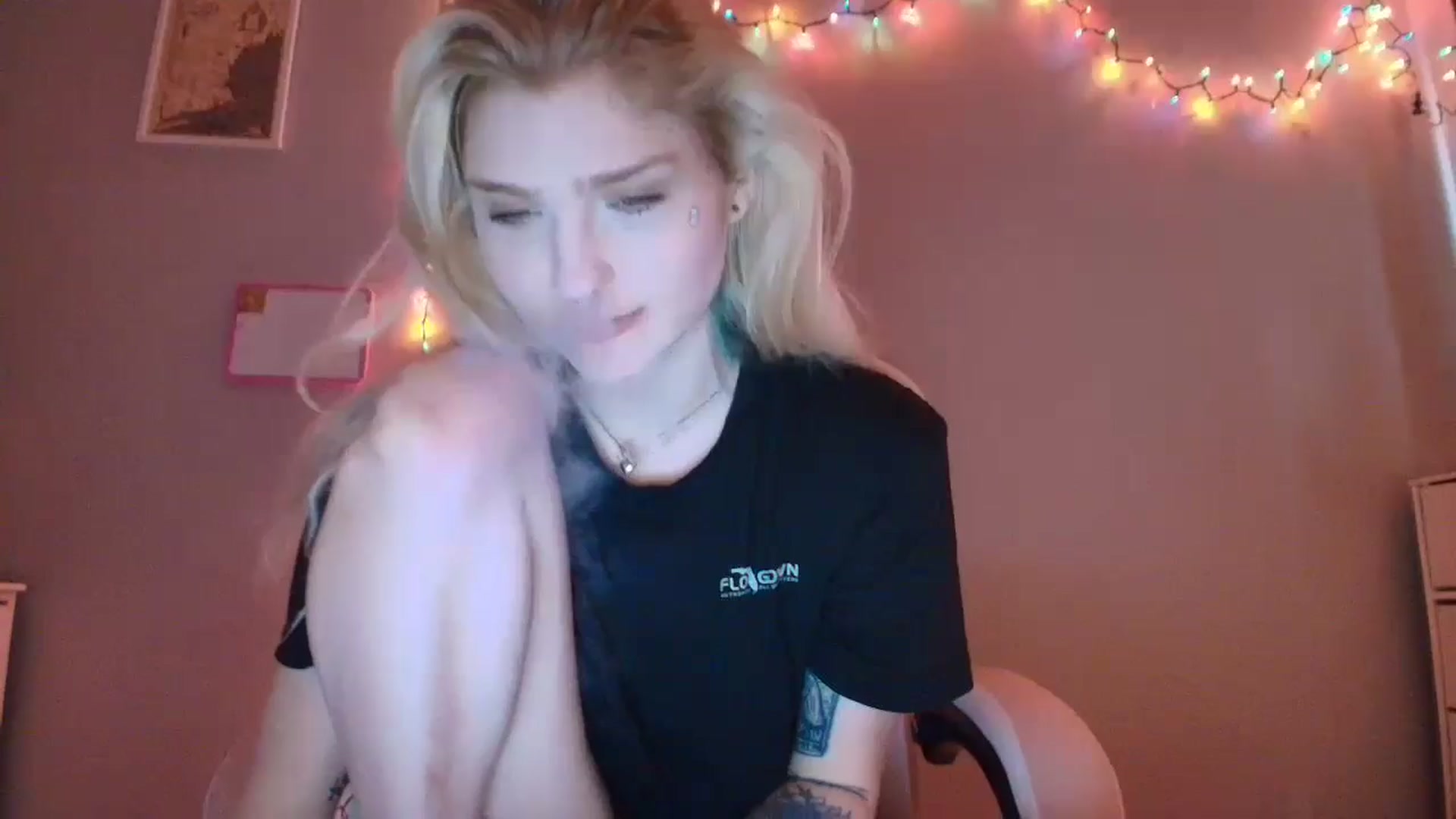 Gallery image thumbnail from DuckChan0's myfreecams stream on, 11/17/2025, 15:52 image 13 of 20