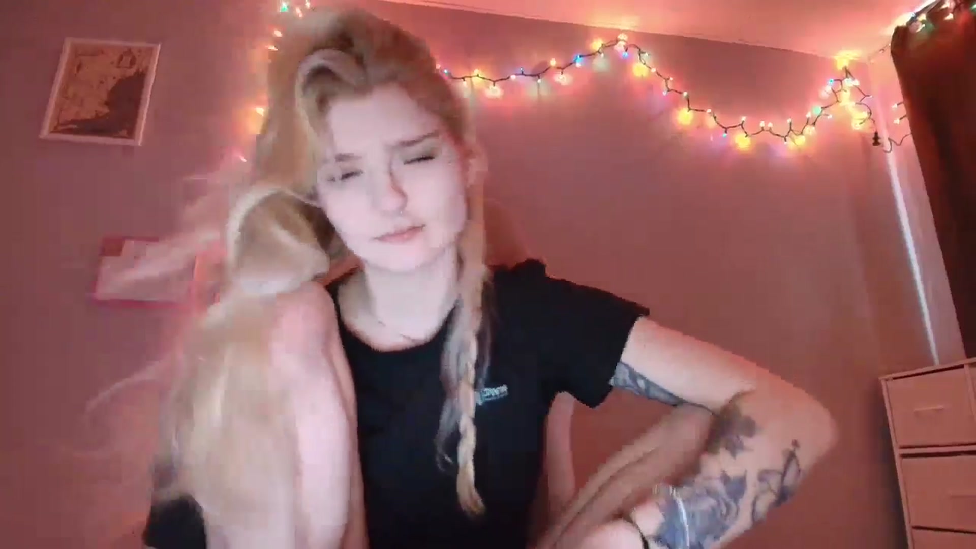Gallery image thumbnail from DuckChan0's myfreecams stream on, 11/17/2025, 15:52 image 16 of 20