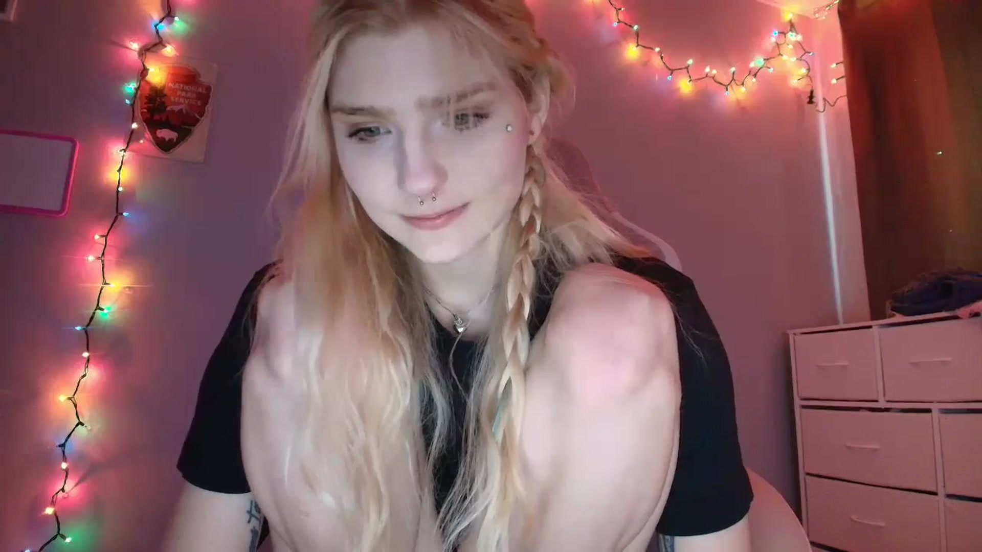 Gallery image thumbnail from DuckChan0's myfreecams stream on, 11/17/2025, 16:39 image 8 of 20
