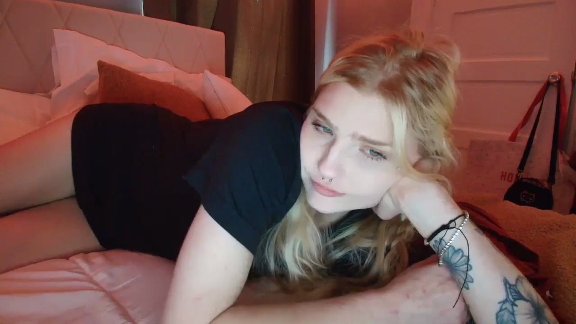 Gallery image thumbnail from DuckChan0's myfreecams stream on, 11/17/2025, 16:39 image 19 of 20