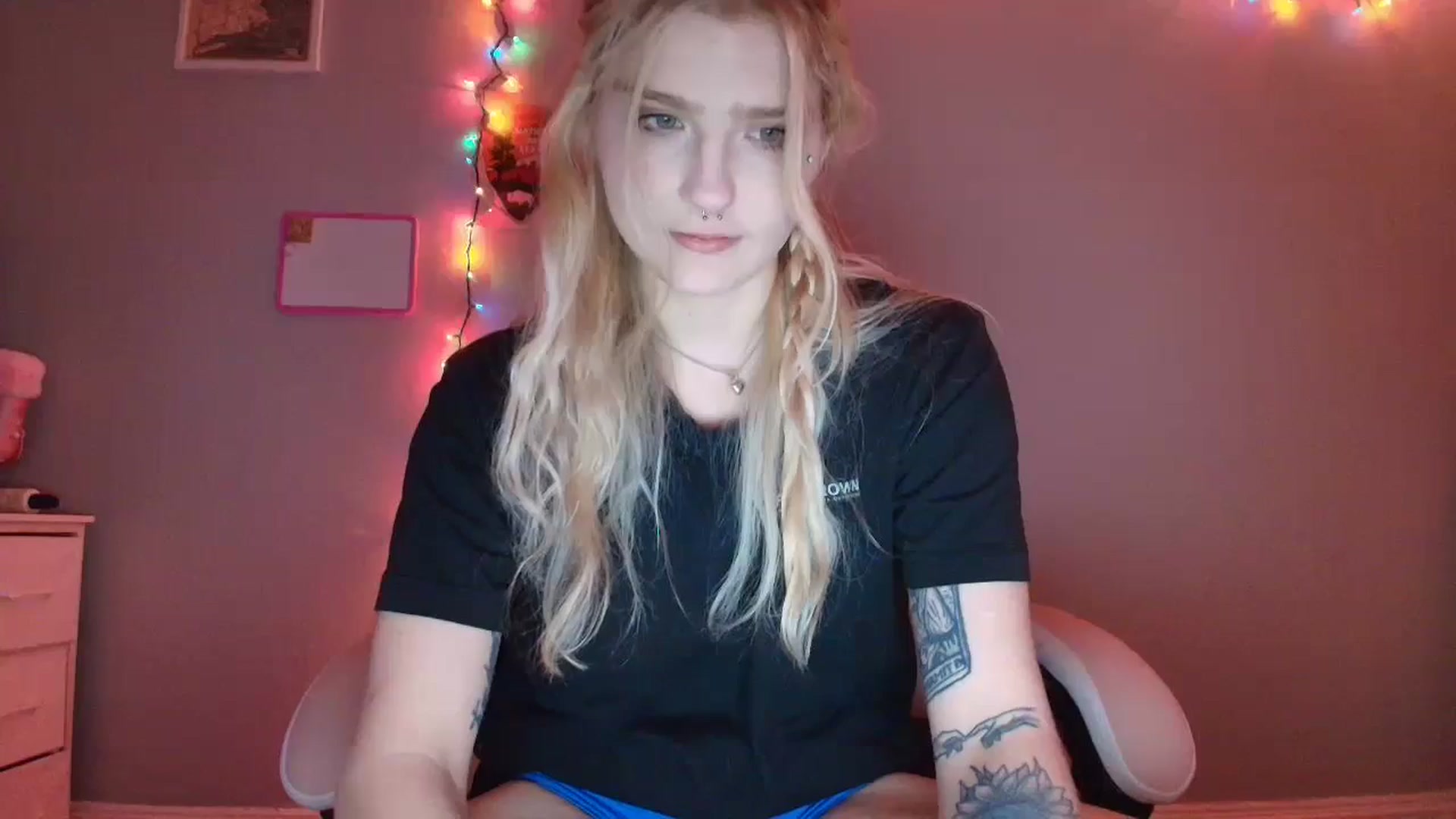 Gallery image thumbnail from DuckChan0's myfreecams stream on, 11/17/2025, 16:39 image 16 of 20