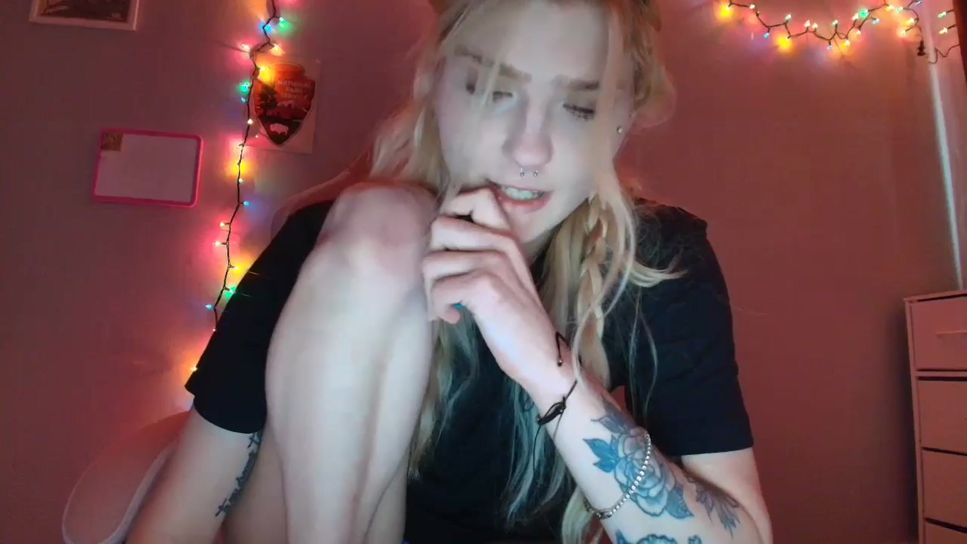 Gallery image thumbnail from DuckChan0's myfreecams stream on, 11/17/2025, 16:39 image 14 of 20