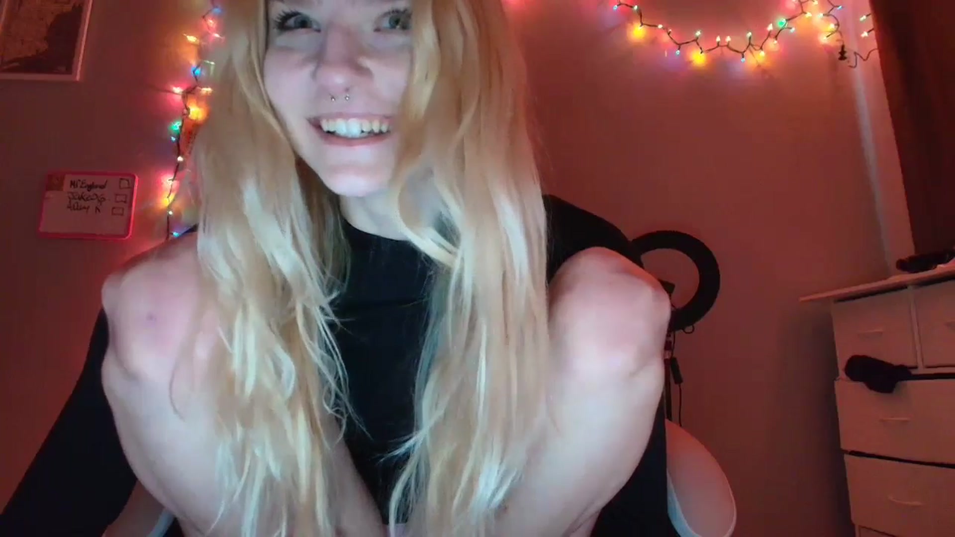 Gallery image thumbnail from DuckChan0's myfreecams stream on, 11/18/2025, 20:04 image 5 of 20