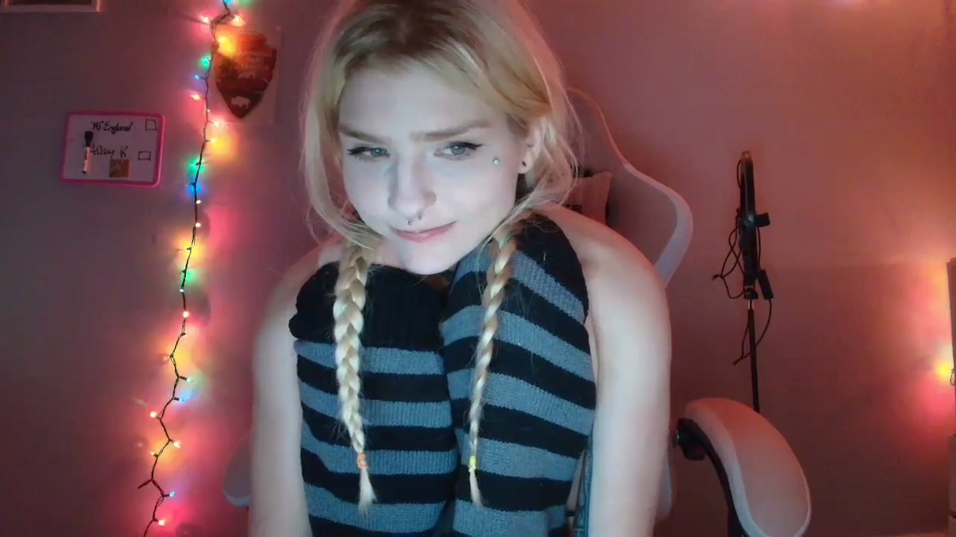 Gallery image thumbnail from DuckChan0's myfreecams stream on, 11/23/2025, 24:40 image 18 of 20