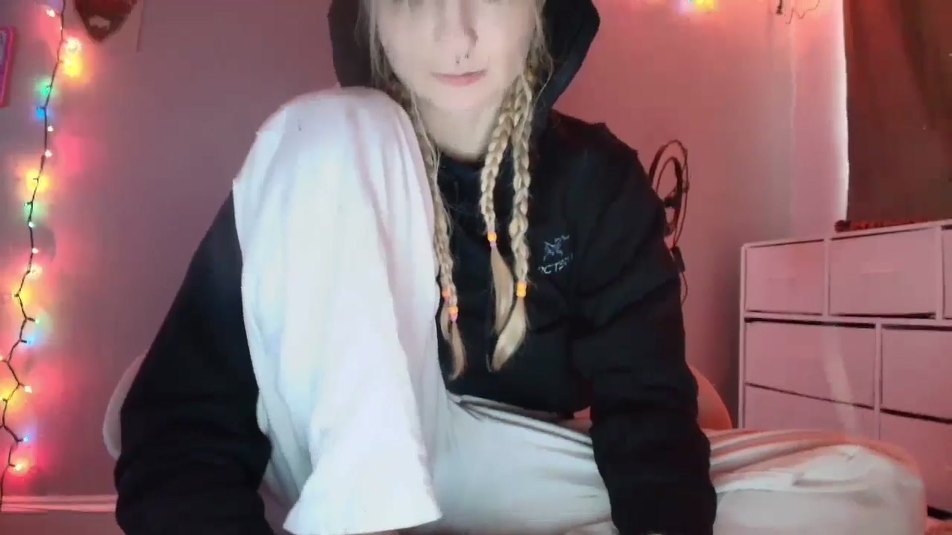 Gallery image thumbnail from DuckChan0's myfreecams stream on, 11/25/2025, 17:22 image 14 of 20