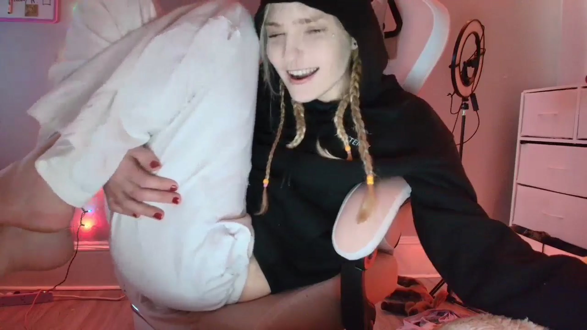 Gallery image thumbnail from DuckChan0's myfreecams stream on, 11/25/2025, 17:22 image 10 of 20