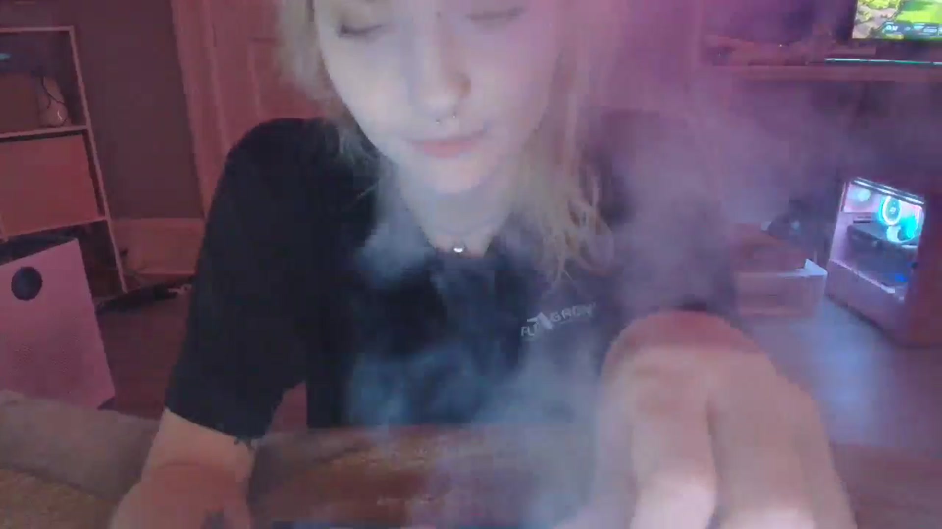 Gallery image thumbnail from DuckChan0's myfreecams stream on, 11/26/2025, 20:15 image 13 of 20
