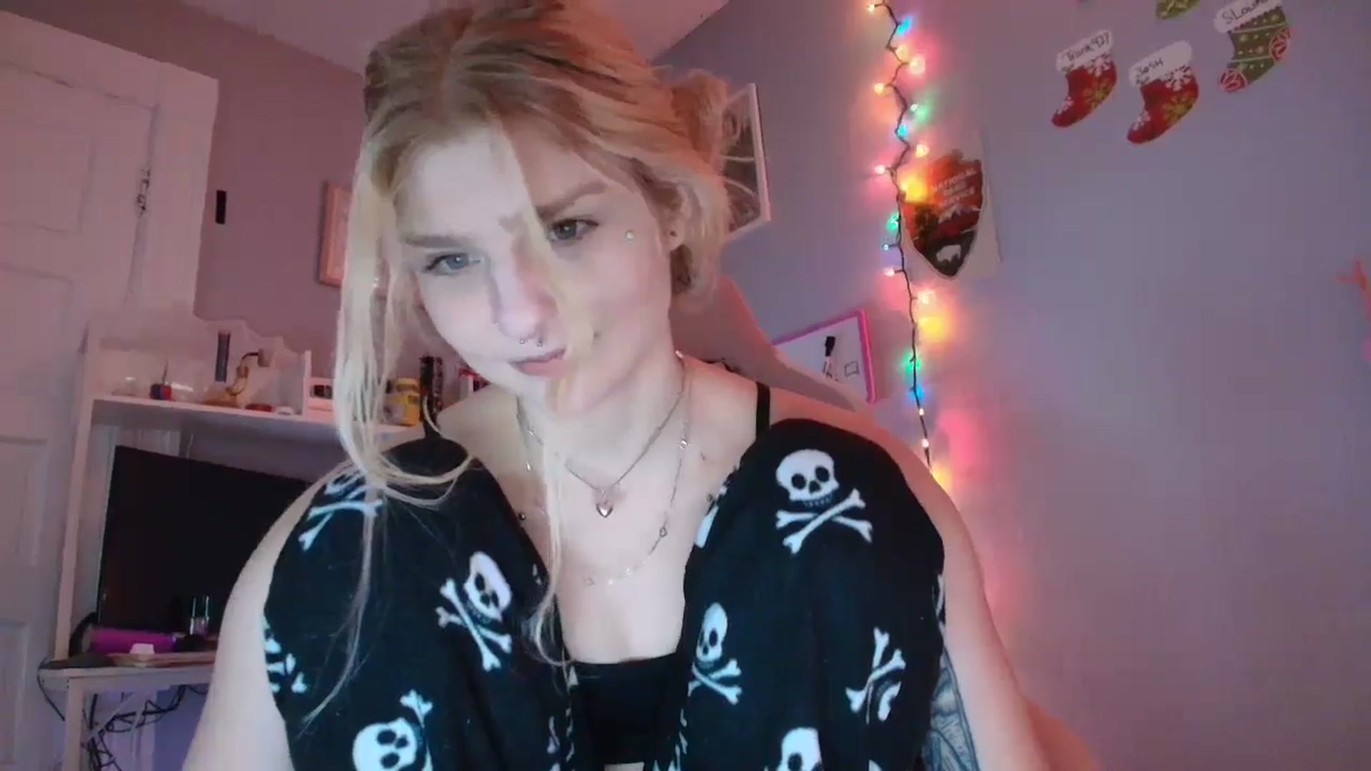 Gallery image thumbnail from DuckChan0's myfreecams stream on, 12/05/2025, 16:22 image 10 of 20