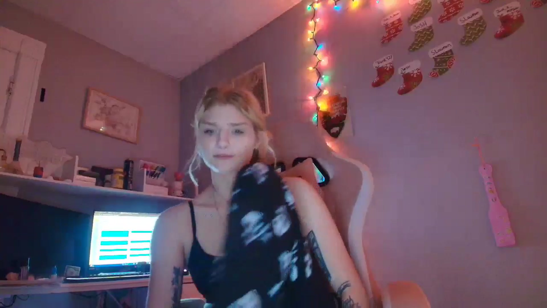 Gallery image thumbnail from DuckChan0's myfreecams stream on, 12/05/2025, 16:22 image 16 of 20