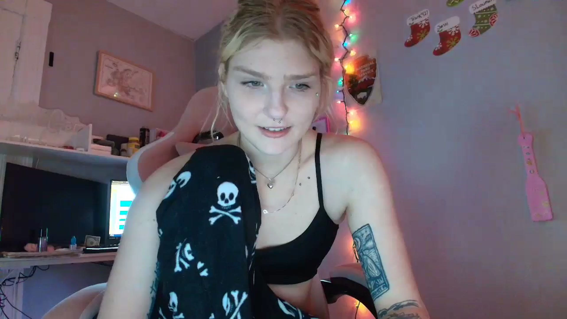 Gallery image thumbnail from DuckChan0's myfreecams stream on, 12/05/2025, 16:22 image 14 of 20