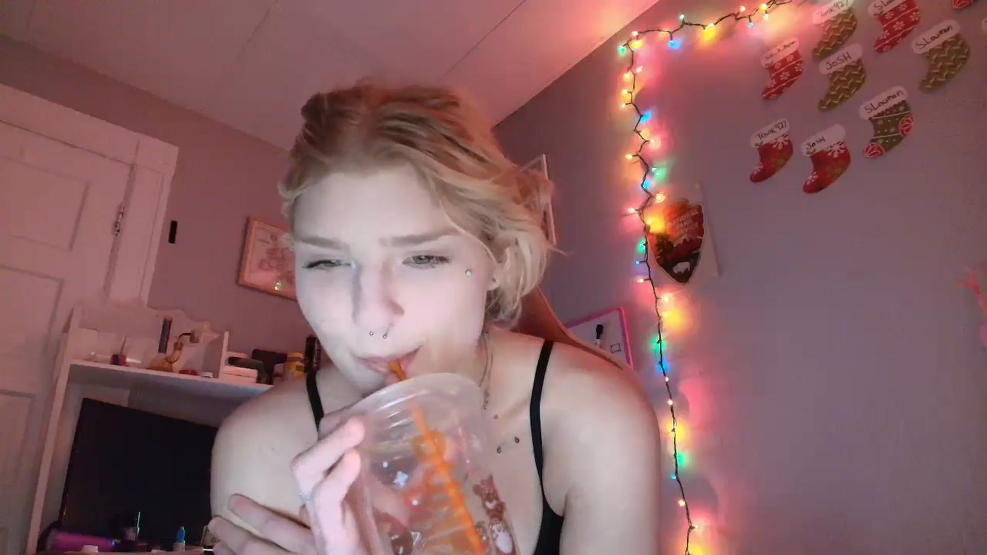 Gallery image thumbnail from DuckChan0's myfreecams stream on, 12/05/2025, 16:22 image 9 of 20