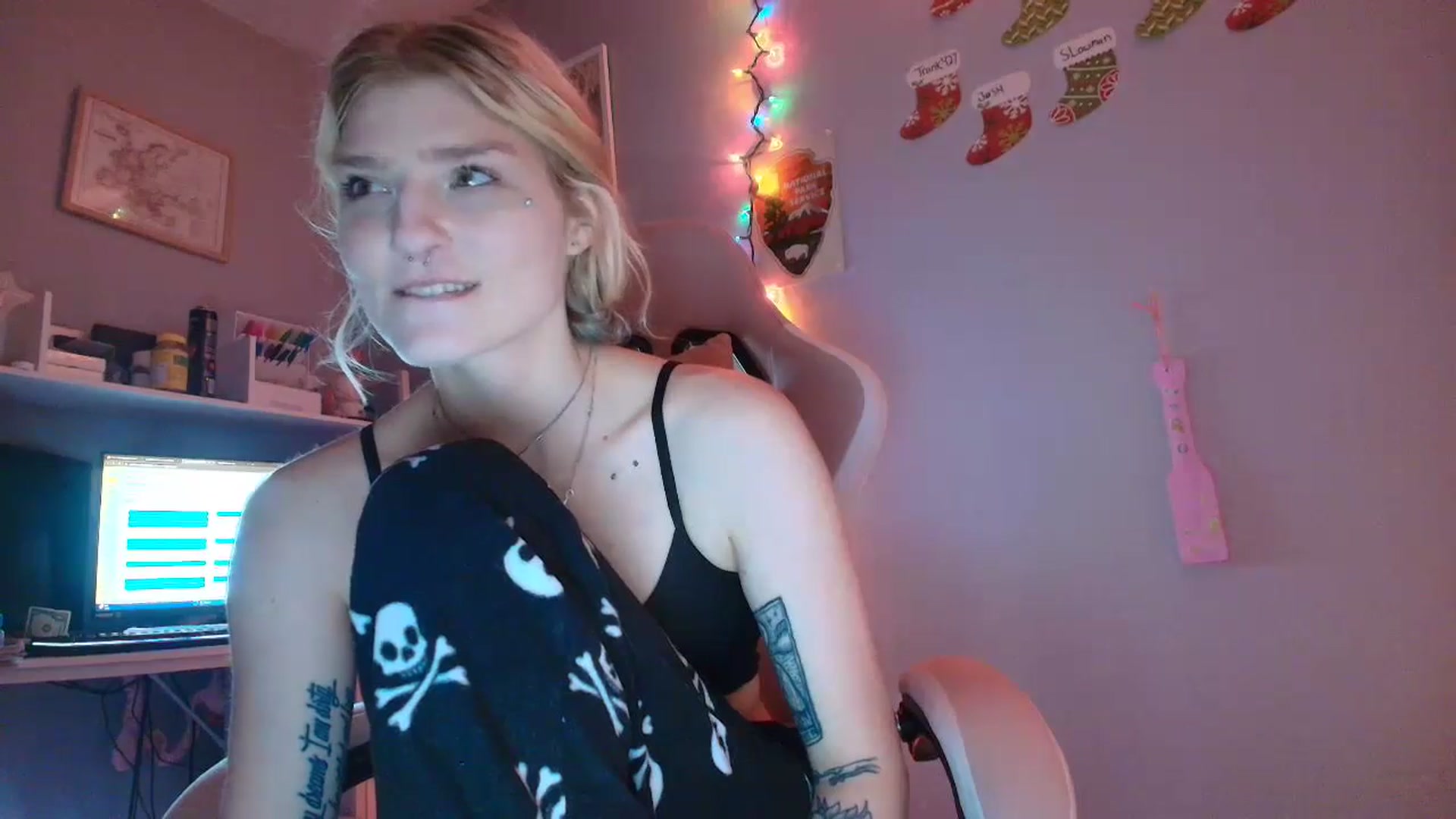Gallery image thumbnail from DuckChan0's myfreecams stream on, 12/05/2025, 16:22 image 19 of 20