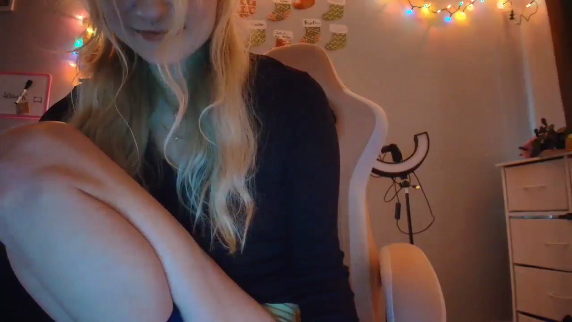 Gallery image thumbnail from DuckChan0's myfreecams stream on, 12/06/2025, 19:57 image 6 of 20