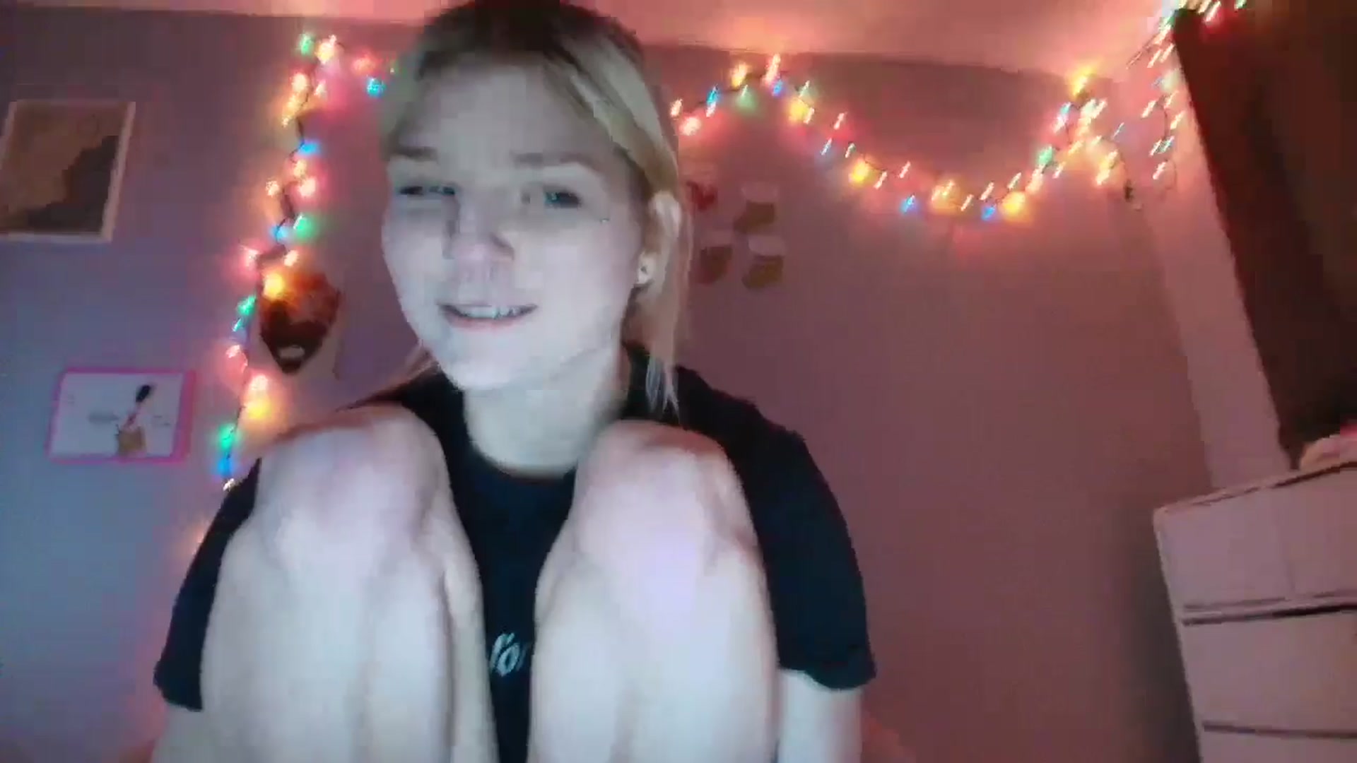 Gallery image thumbnail from DuckChan0's myfreecams stream on, 12/09/2025, 19:19 image 19 of 20