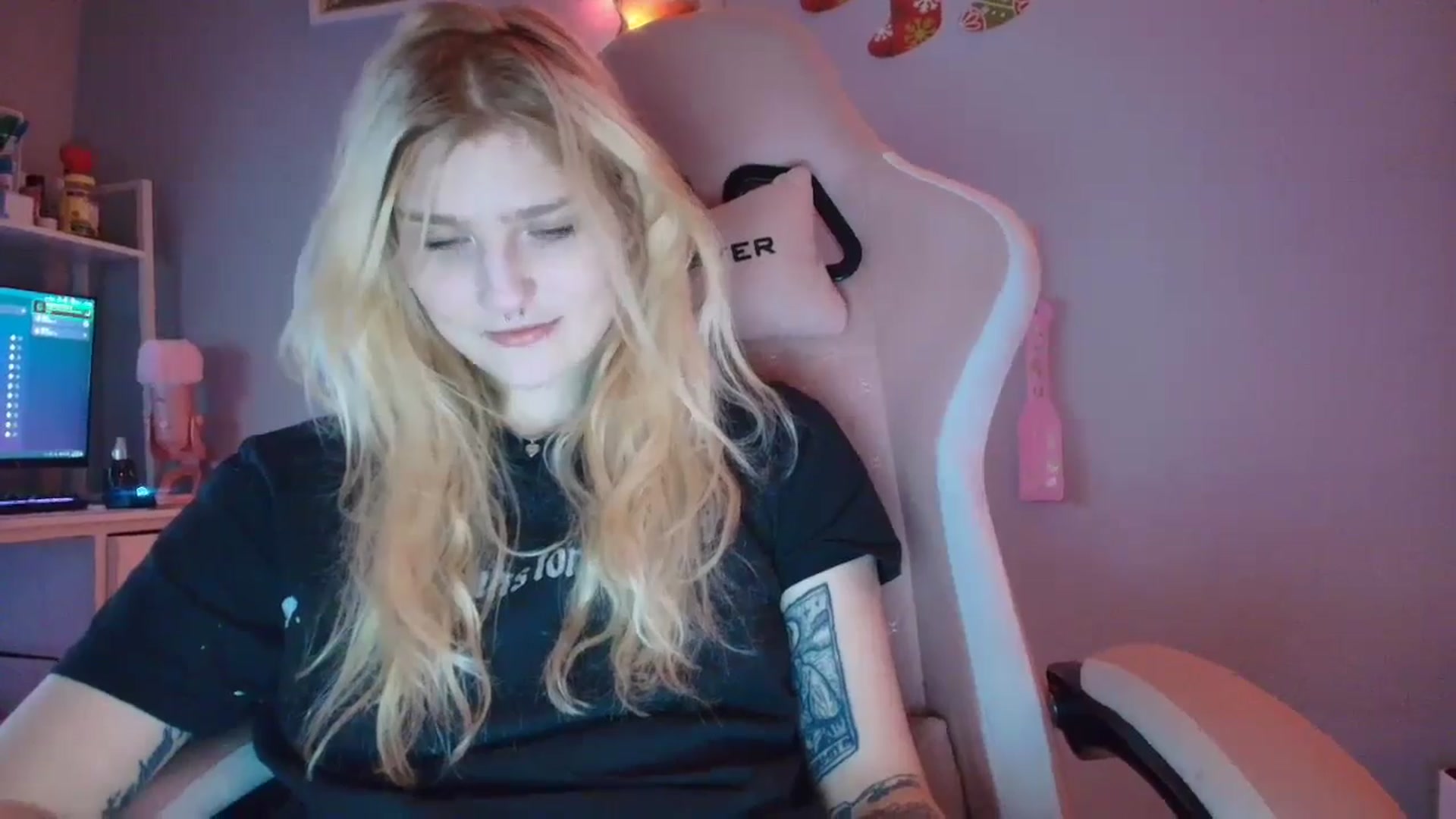 Gallery image thumbnail from DuckChan0's myfreecams stream on, 12/09/2025, 19:19 image 12 of 20
