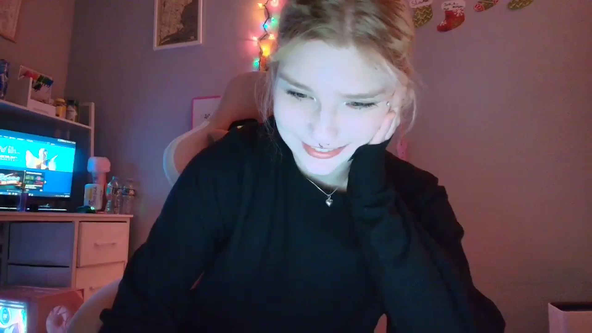 Gallery image thumbnail from DuckChan0's myfreecams stream on, 12/12/2025, 18:46 image 8 of 20