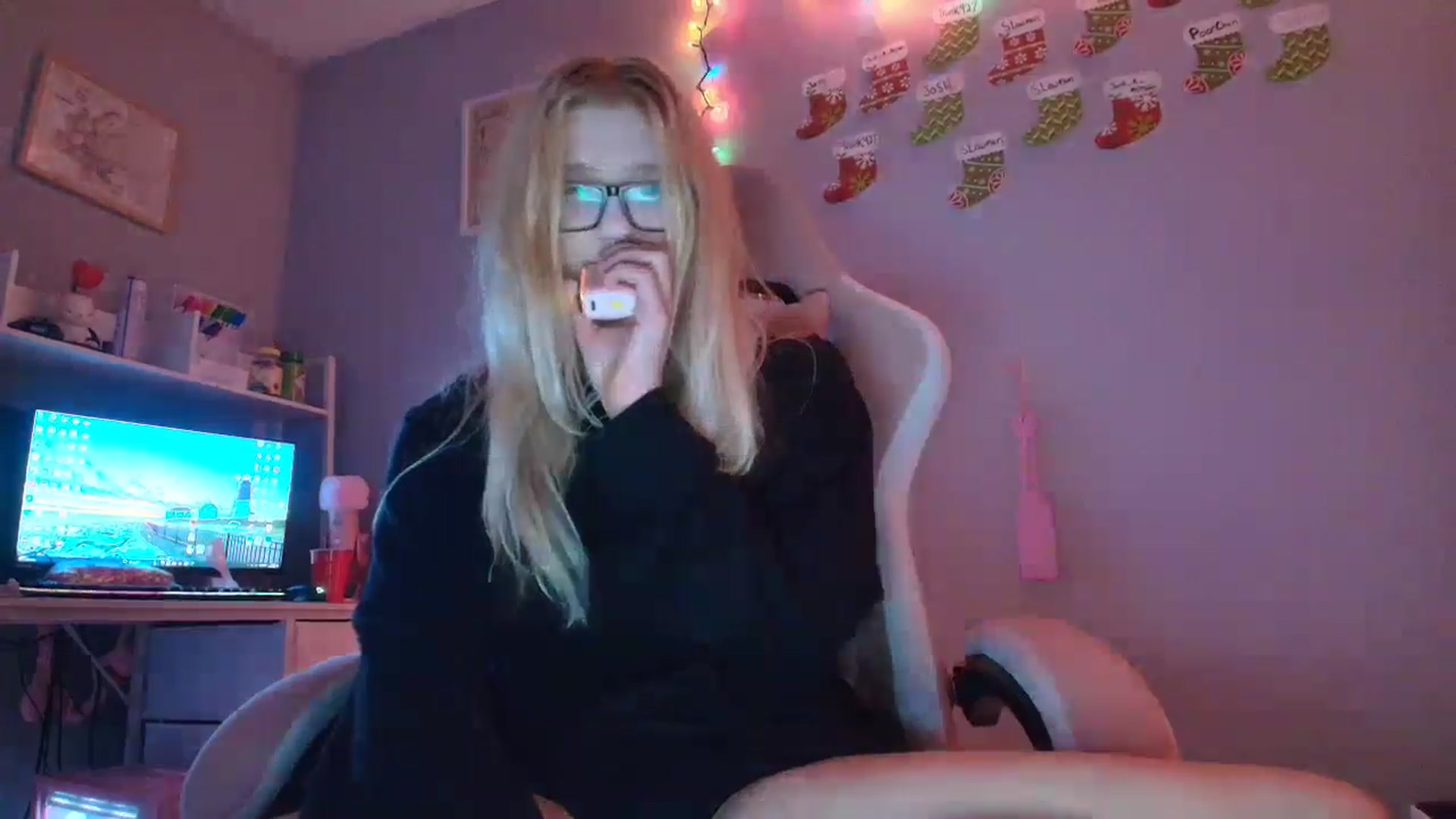 Gallery image thumbnail from DuckChan0's myfreecams stream on, 12/16/2025, 01:43 image 15 of 20