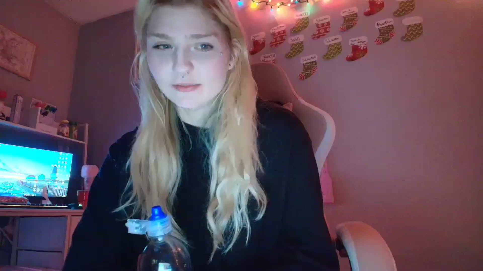 Gallery image thumbnail from DuckChan0's myfreecams stream on, 12/16/2025, 01:43 image 1 of 20