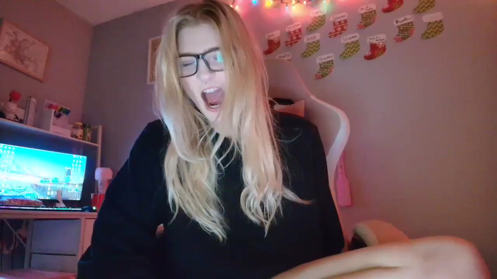 Gallery image thumbnail from DuckChan0's myfreecams stream on, 12/16/2025, 01:43 image 9 of 20