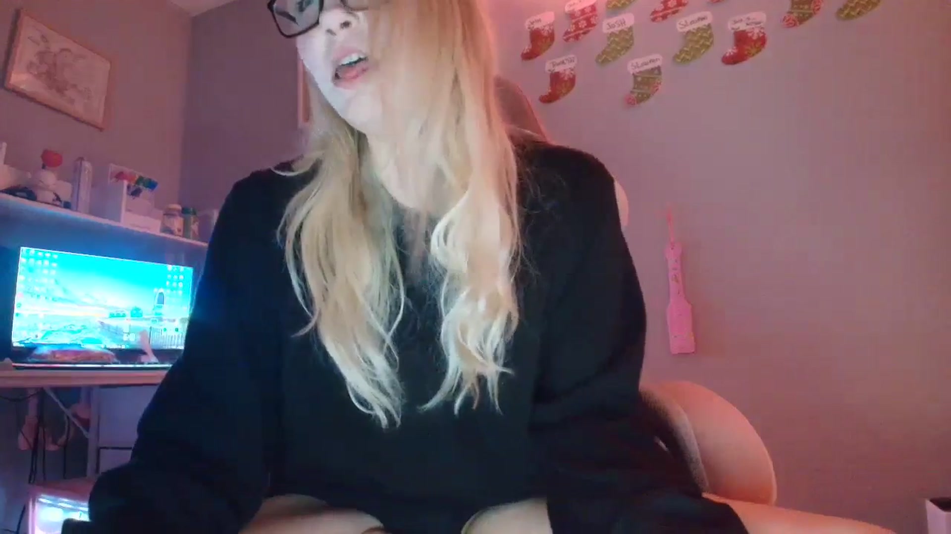 Gallery image thumbnail from DuckChan0's myfreecams stream on, 12/16/2025, 01:43 image 14 of 20