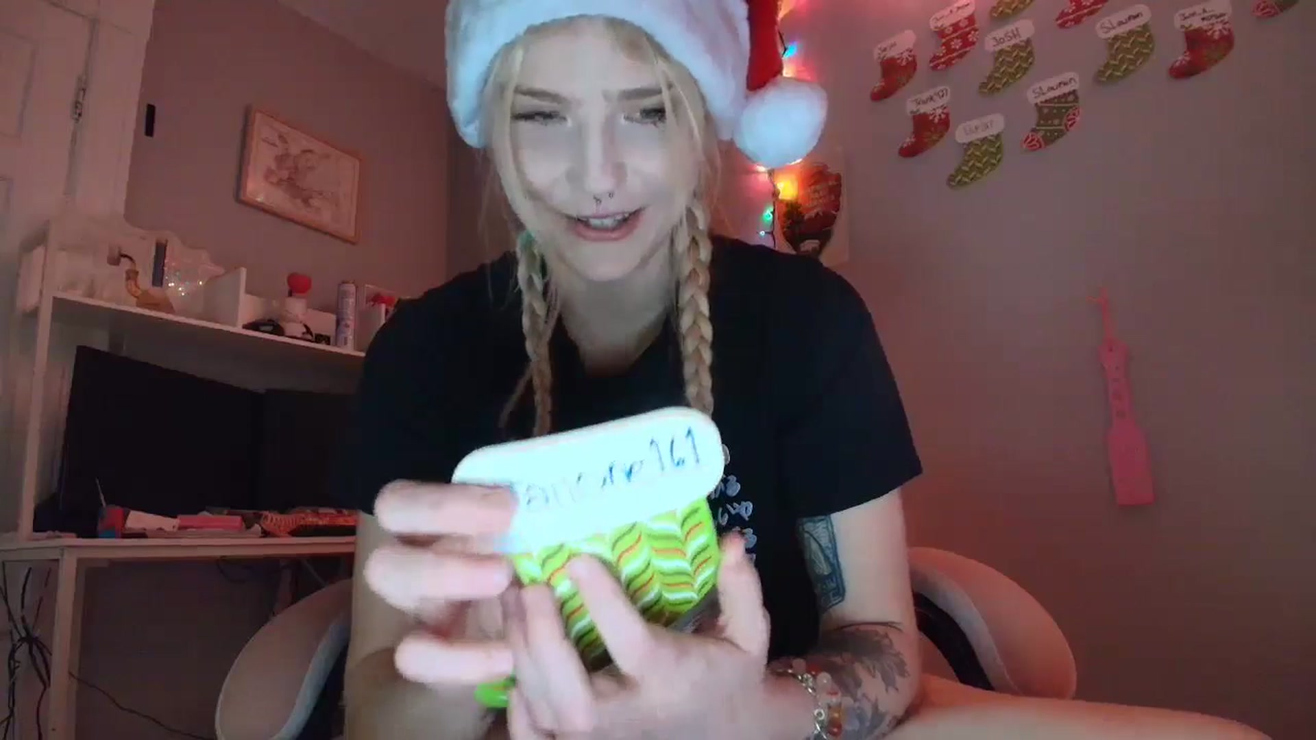 Gallery image thumbnail from DuckChan0's myfreecams stream on, 12/16/2025, 15:47 image 17 of 20