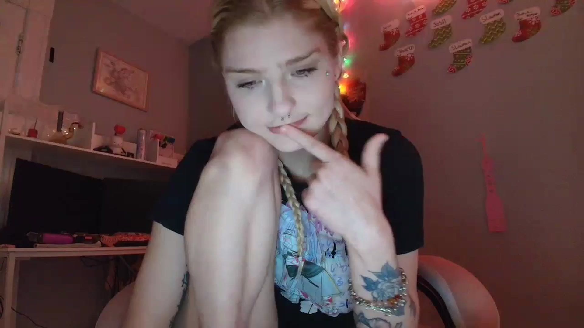 Gallery image thumbnail from DuckChan0's myfreecams stream on, 12/16/2025, 15:47 image 9 of 20