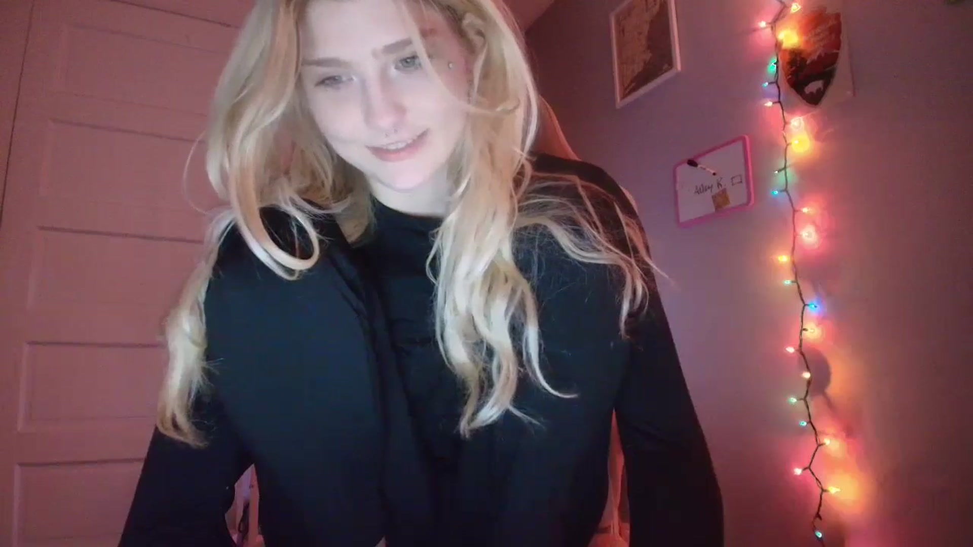Gallery image thumbnail from DuckChan0's myfreecams stream on, 12/17/2025, 16:00 image 18 of 20