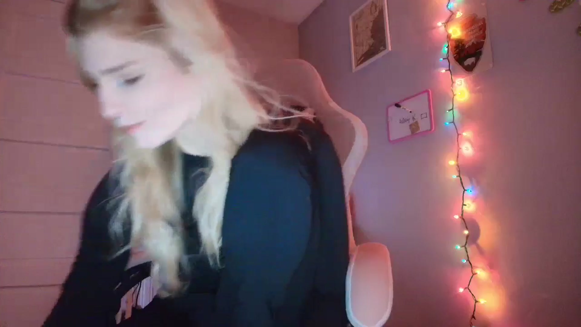 Gallery image thumbnail from DuckChan0's myfreecams stream on, 12/17/2025, 16:00 image 19 of 20