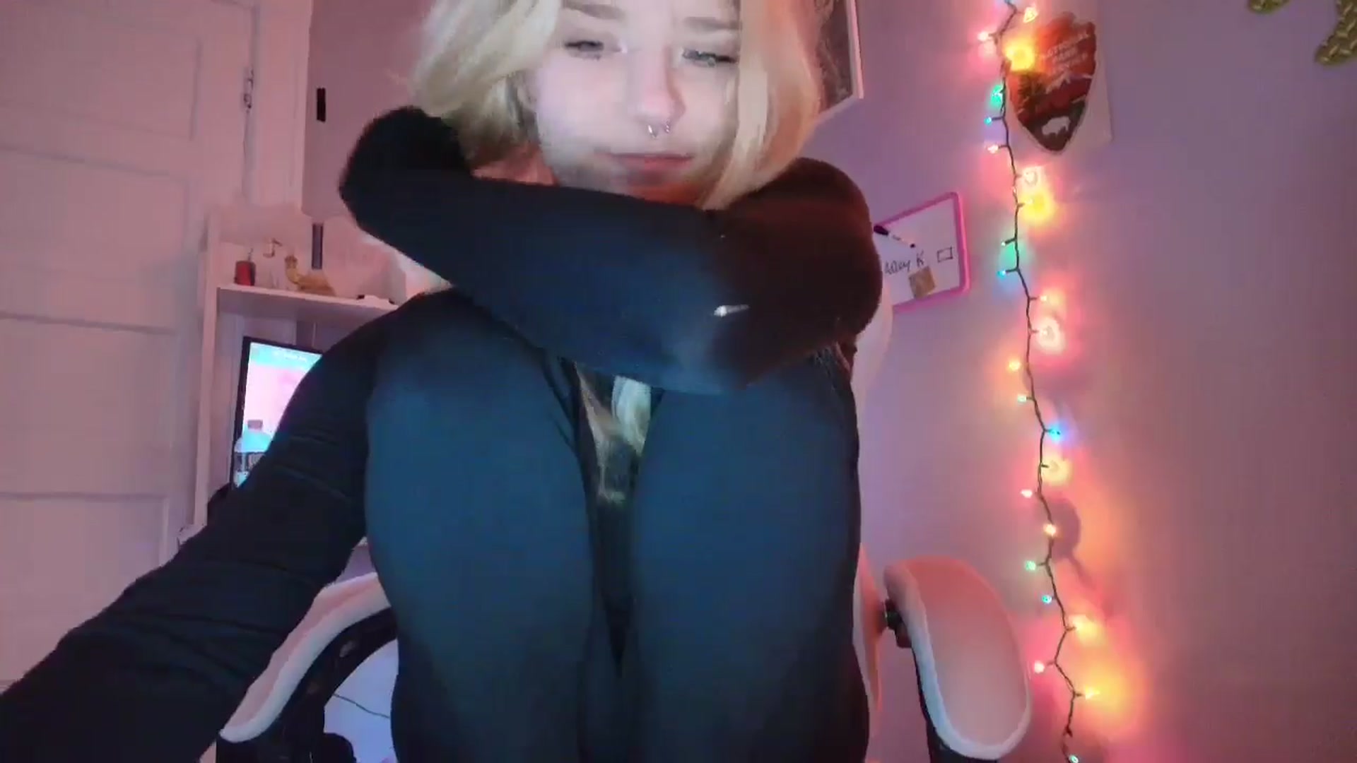 Gallery image thumbnail from DuckChan0's myfreecams stream on, 12/17/2025, 16:00 image 8 of 20
