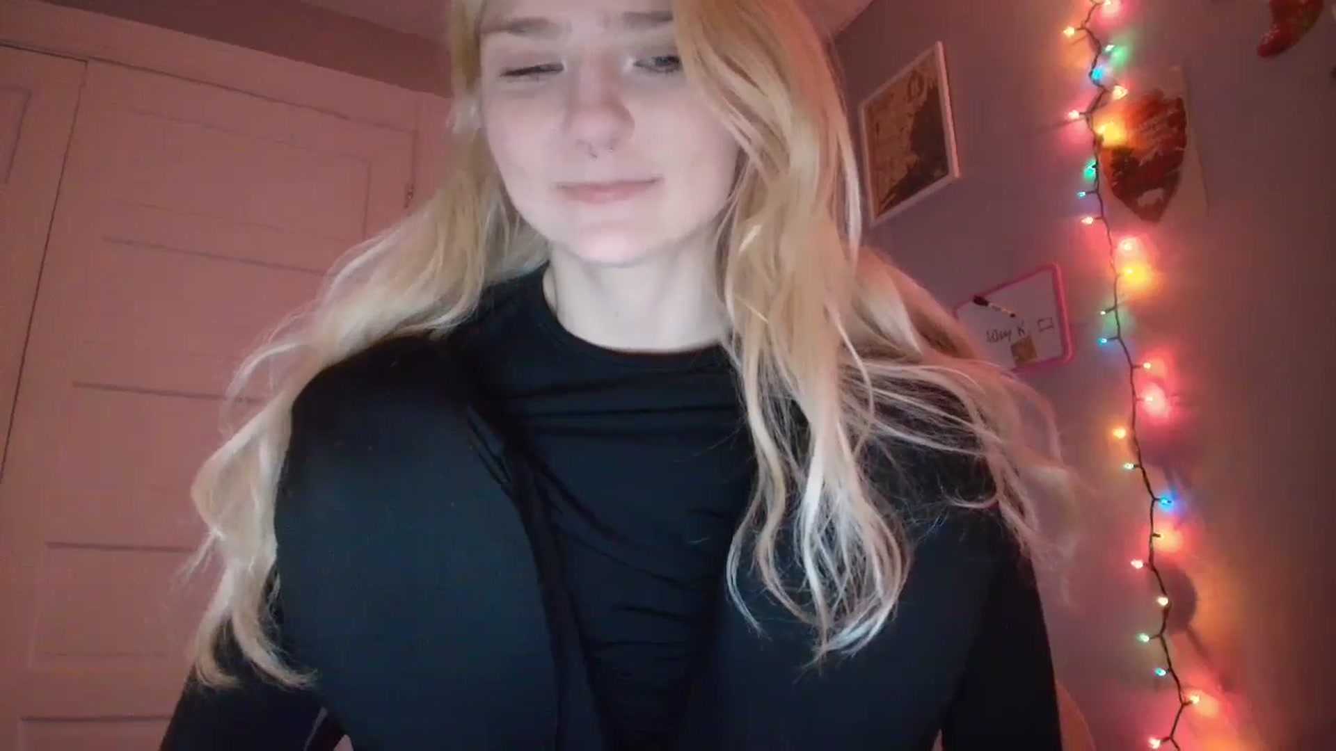 Gallery image thumbnail from DuckChan0's myfreecams stream on, 12/17/2025, 16:00 image 16 of 20